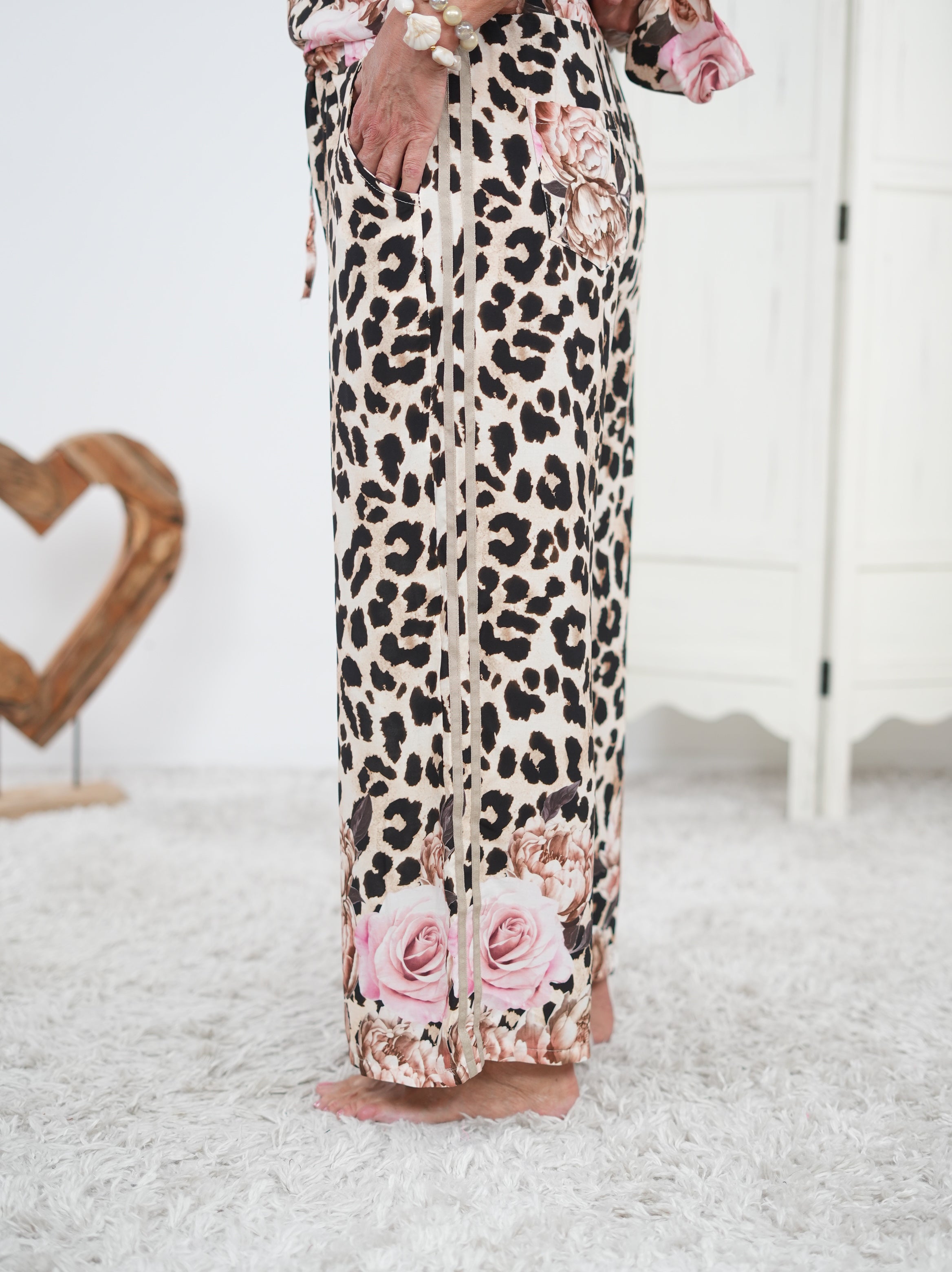 Marlene Hose im Leo Look mit Blumen Motiv