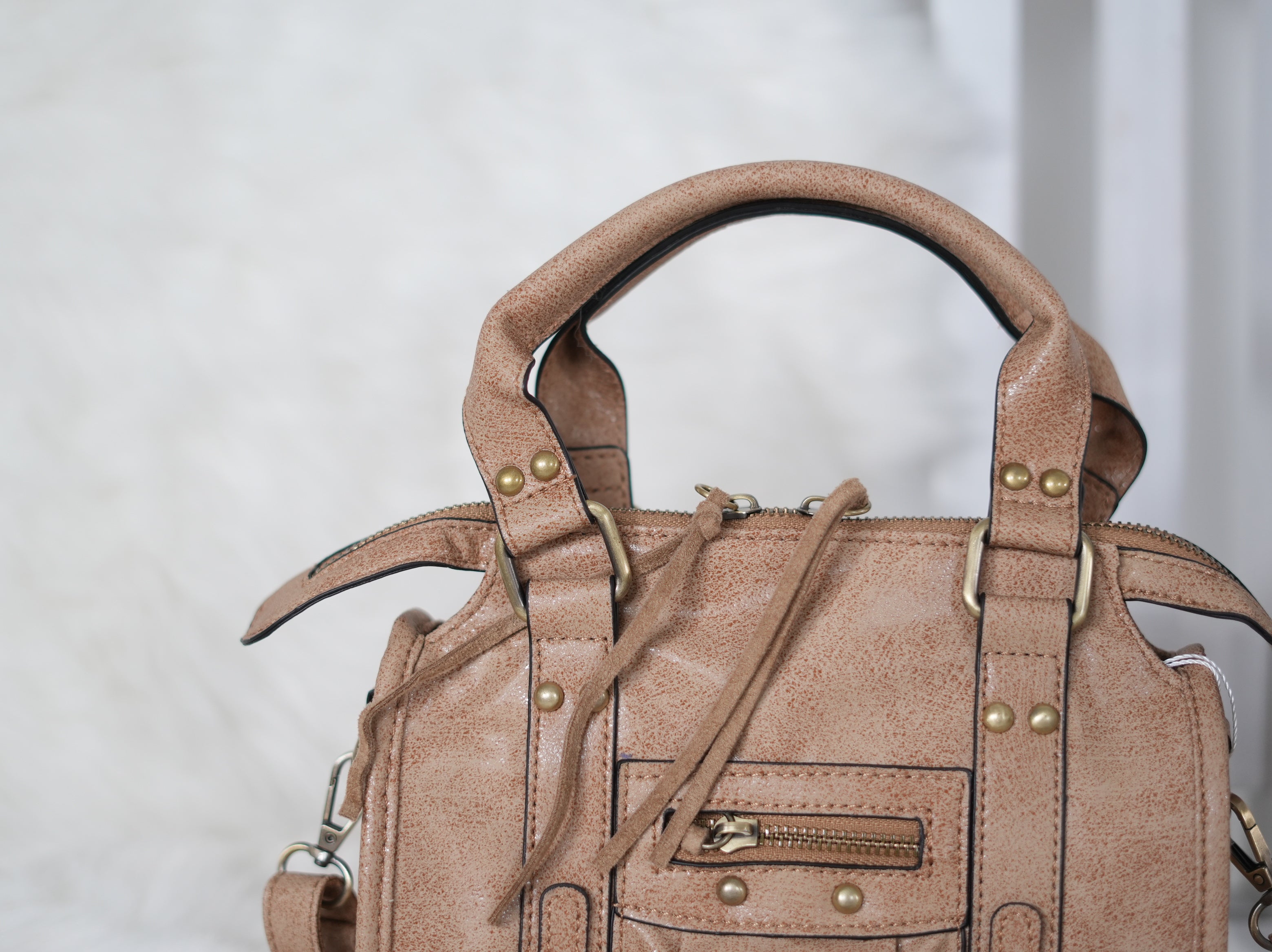 Lässige Crossbody Tasche mit Vintage-Details und Nieten