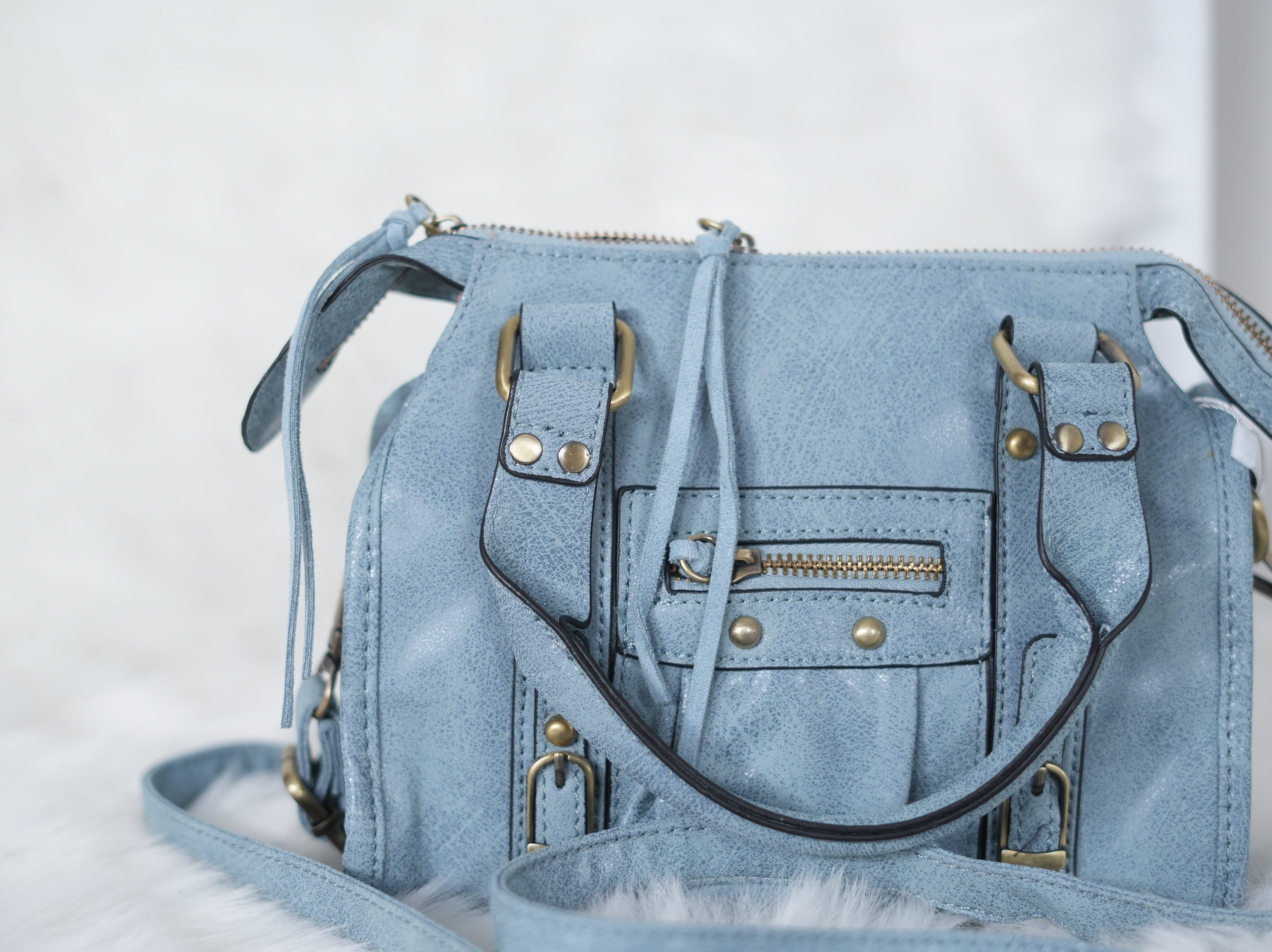 Lässige Crossbody Tasche mit Vintage-Details und Nieten