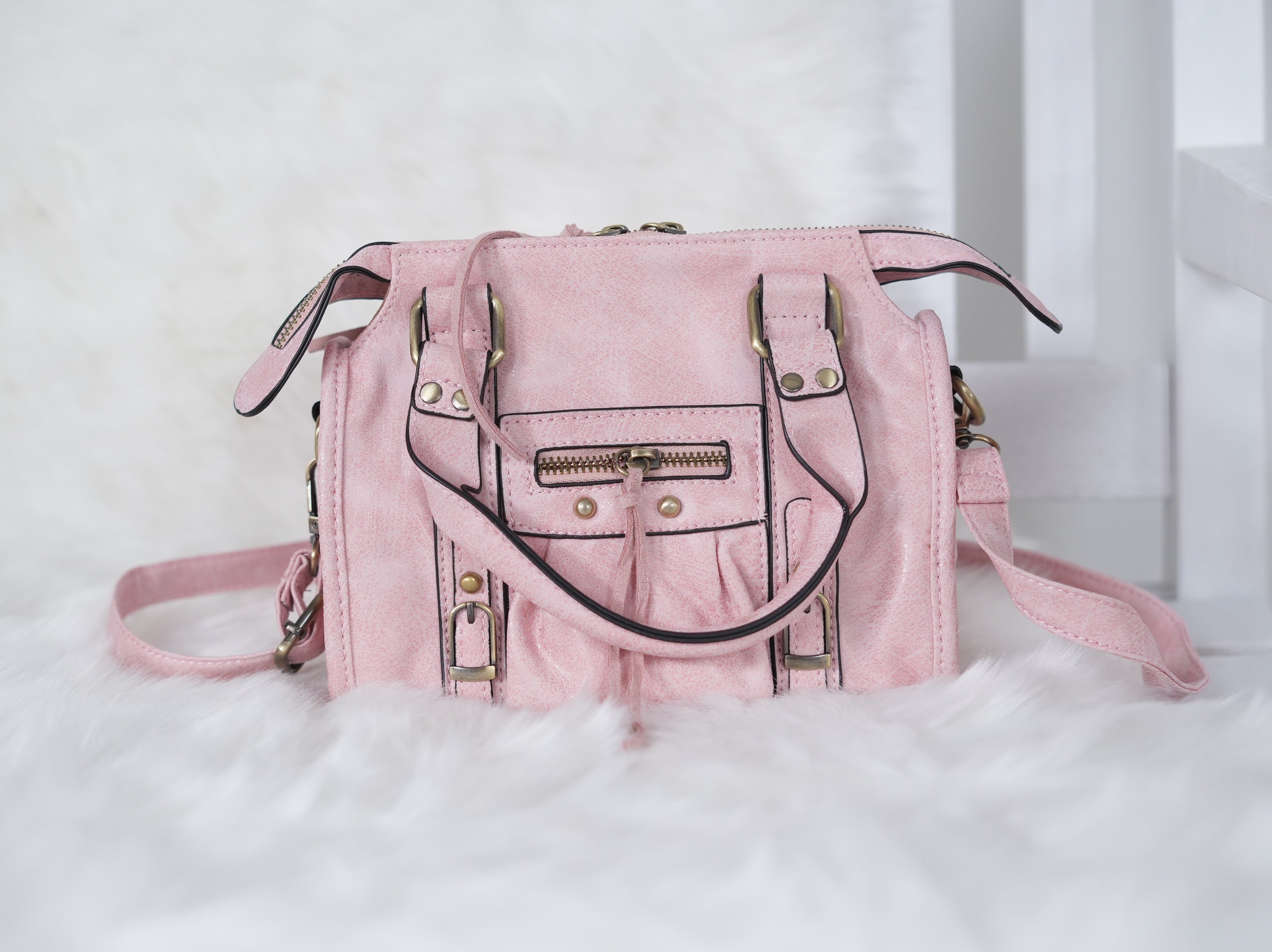 Lässige Crossbody Tasche mit Vintage-Details und Nieten Rosa
