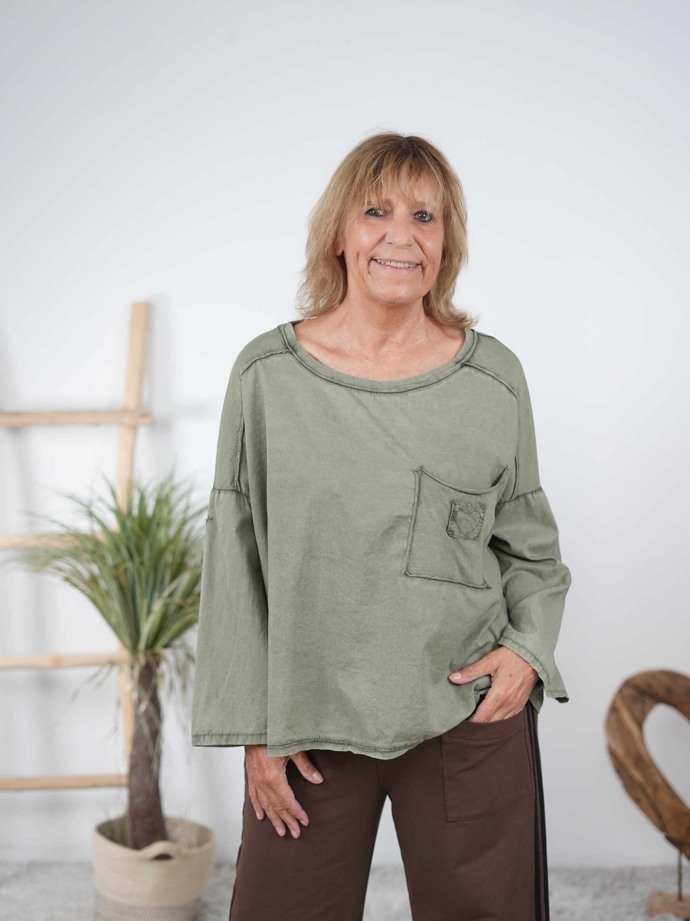 leichtes Blusen Shirt mit kleinem Patch Olive