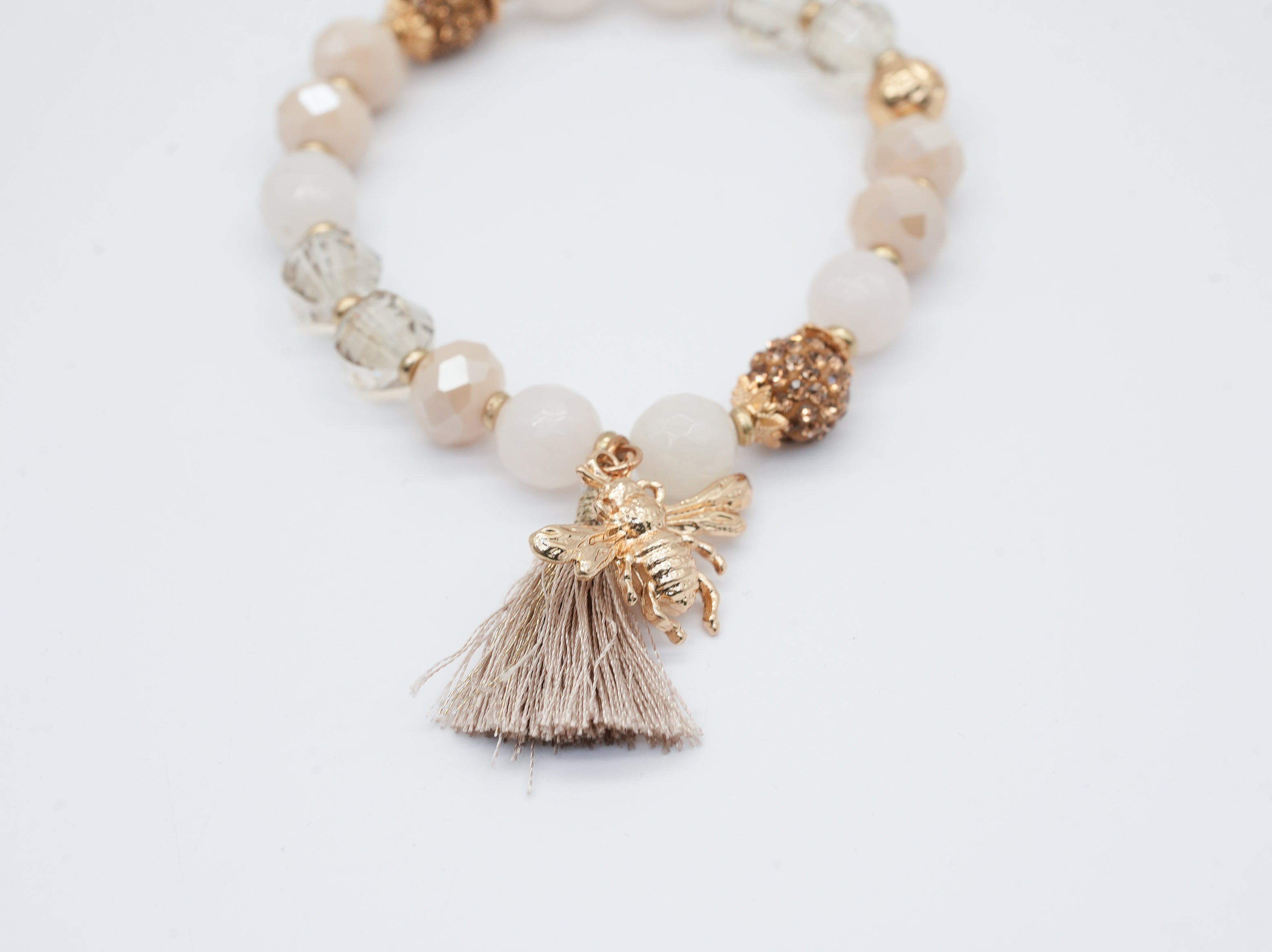 Perlenarmband in Sand Tönen