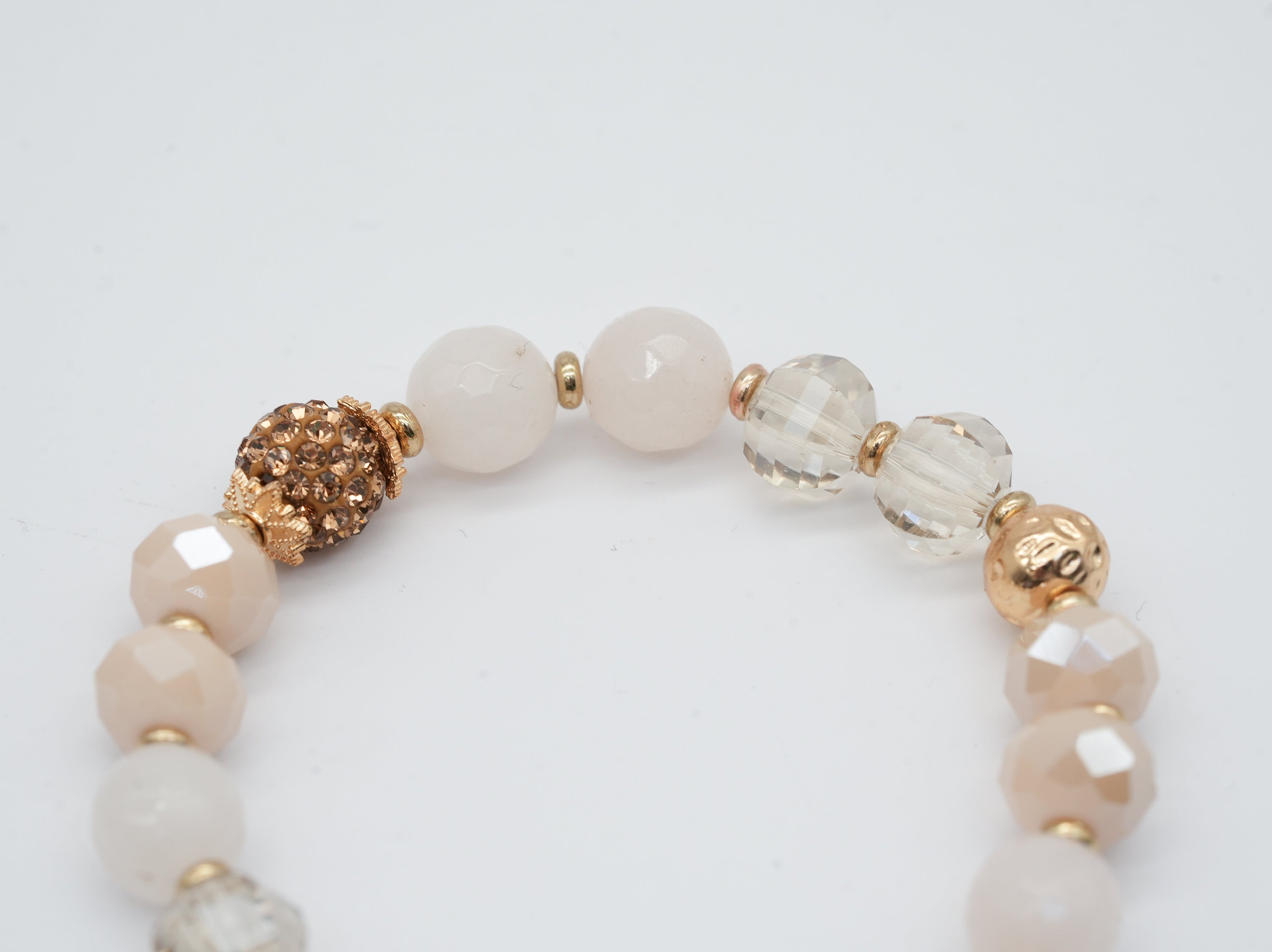 Perlenarmband in Sand Tönen