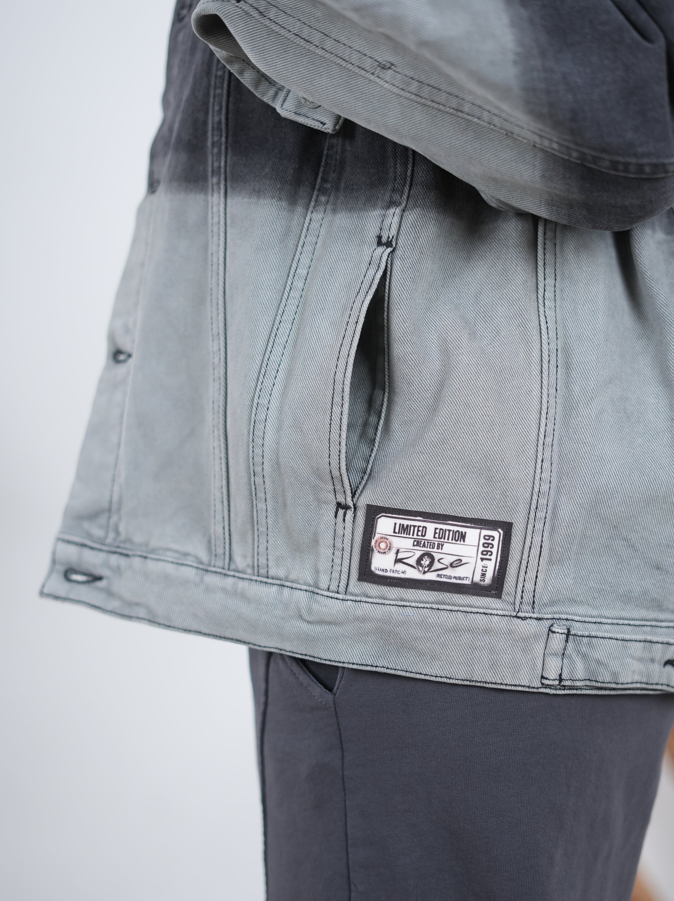 ausgefallene Jeans Jacke mit großem Motiv, zweifarbig