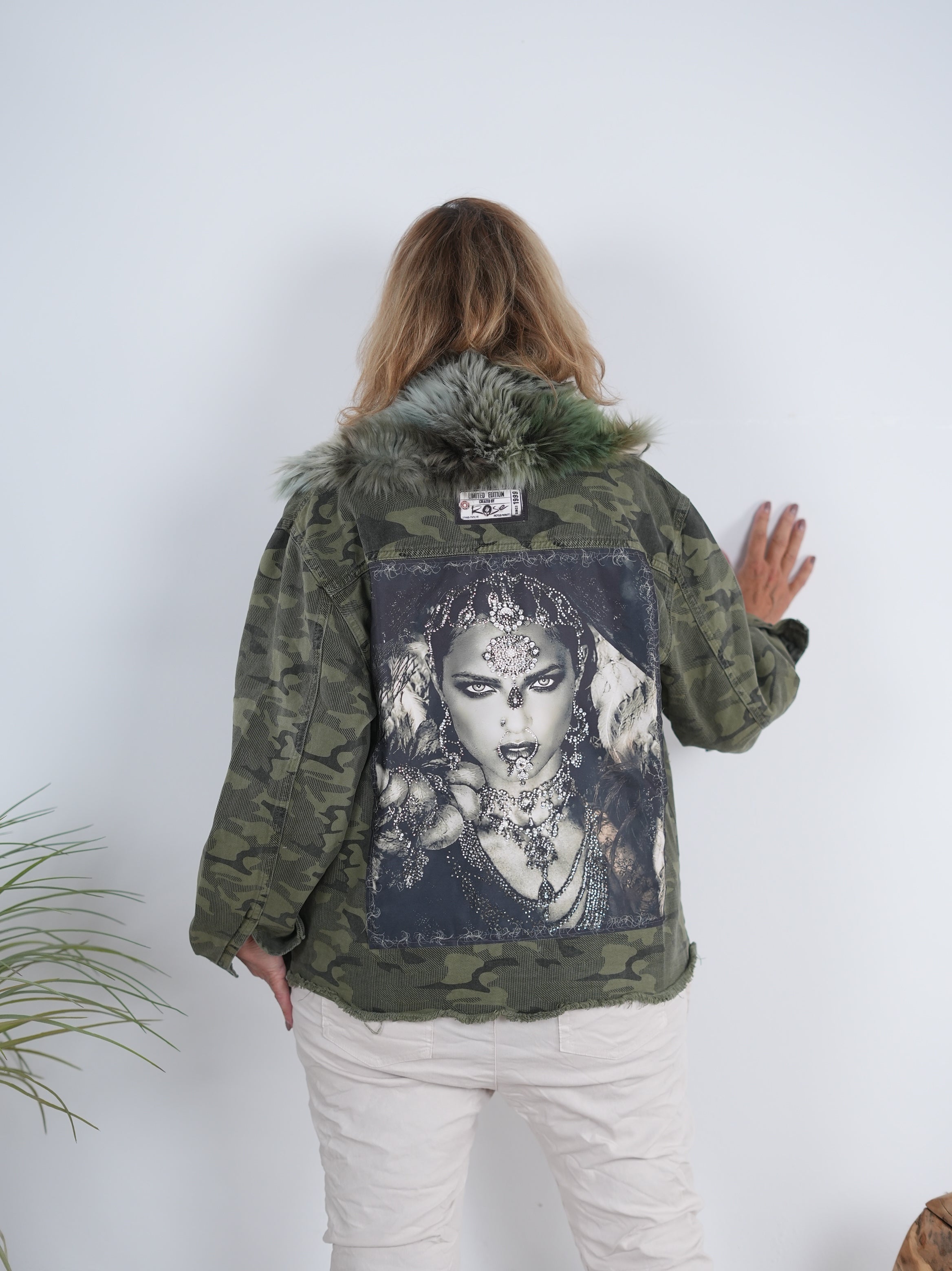 Trendige Jeans Jacke im Camo Look