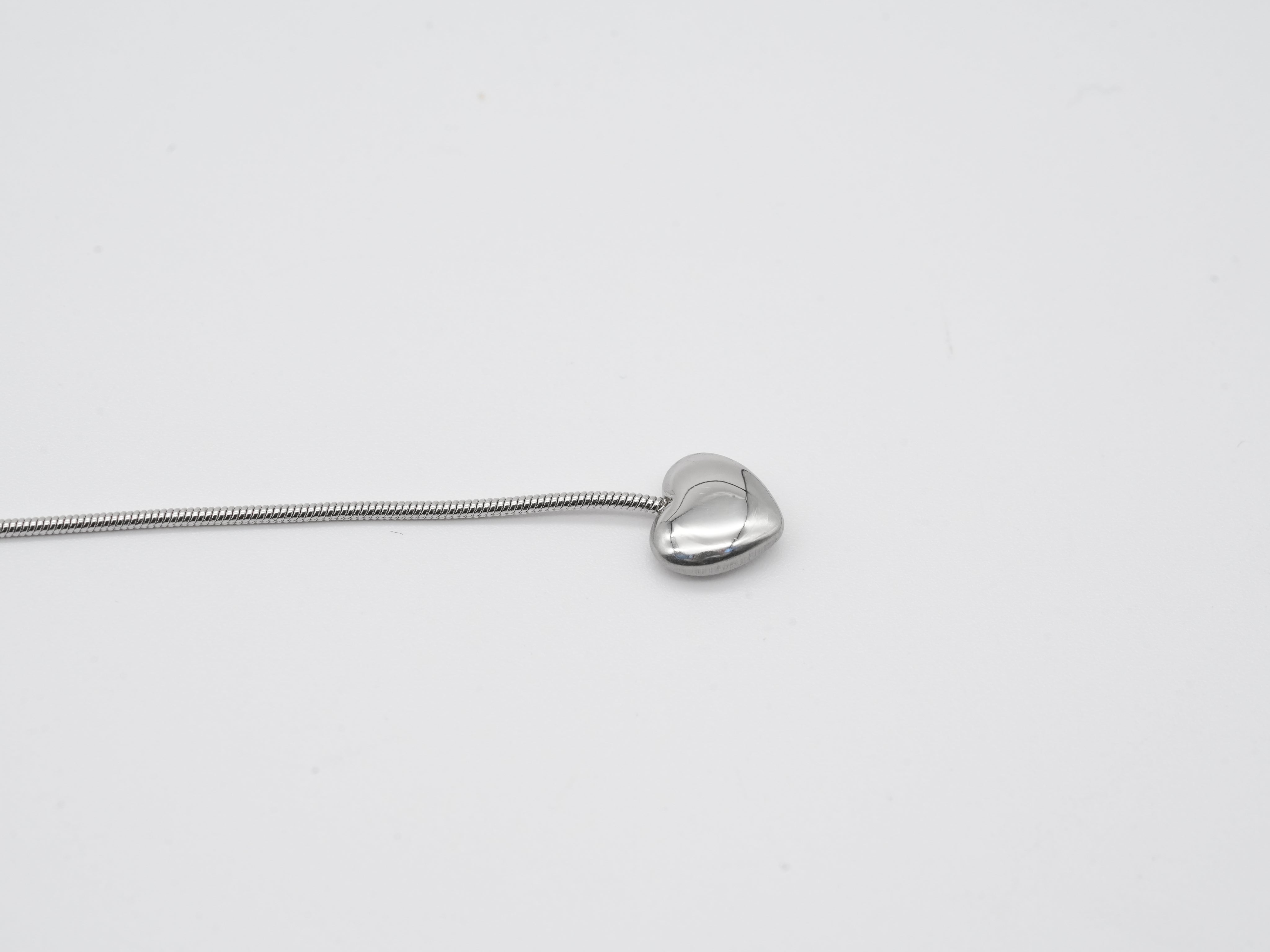 Edelstahlhalskette mit Herzdetails