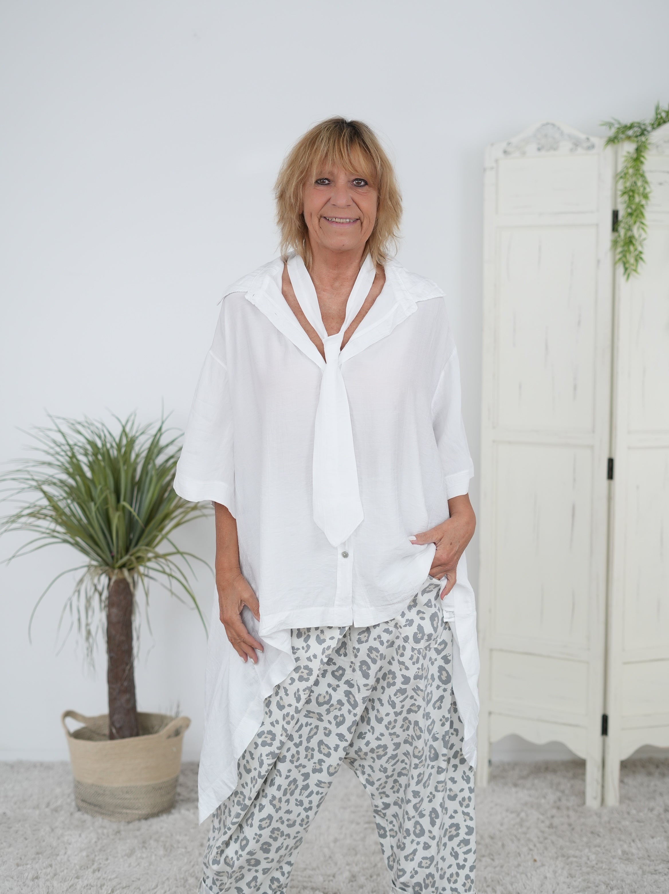 weite Bluse mit Schlips