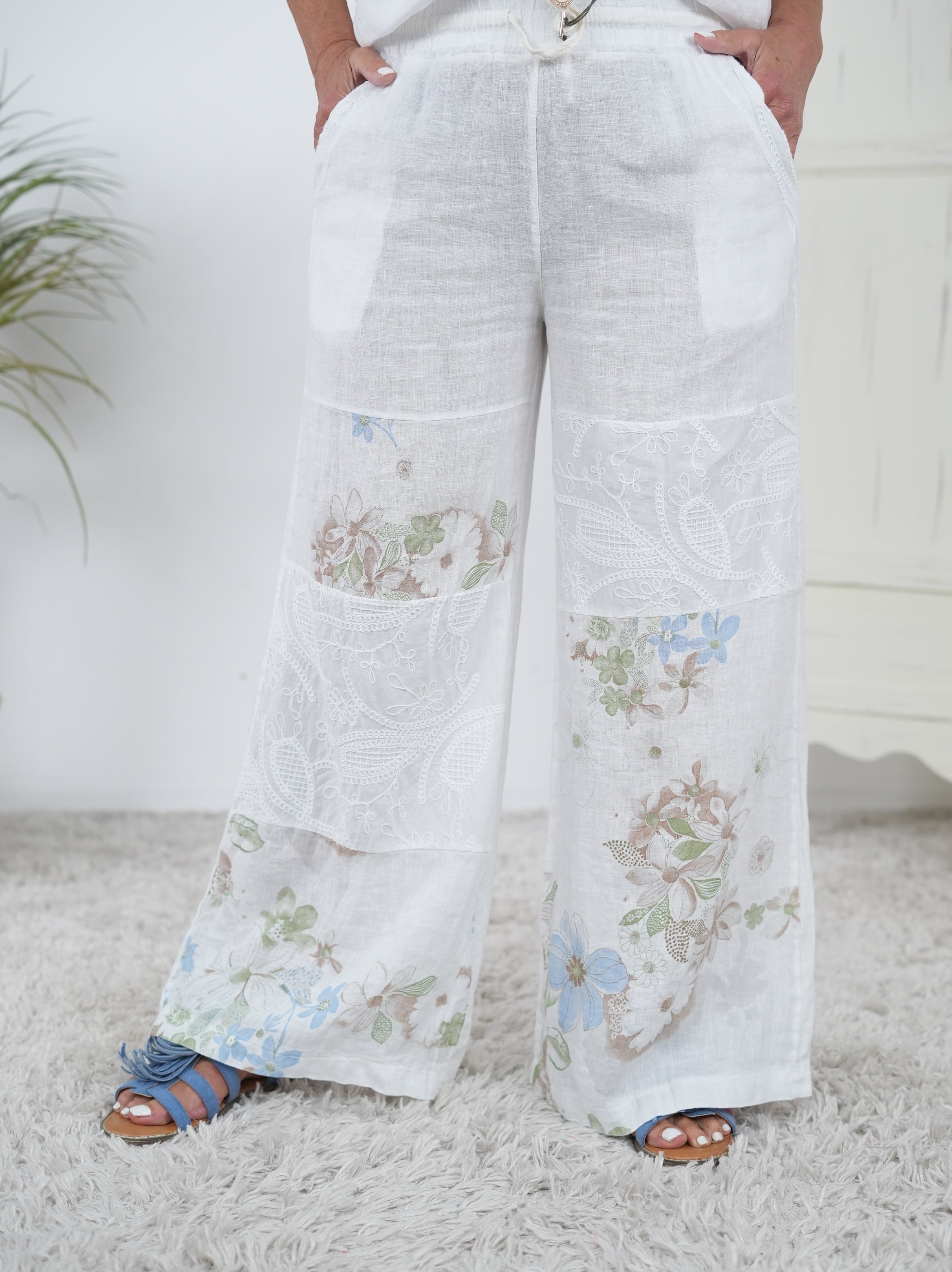Wunderschöne Marlene Hose aus Leinen mit Blümchen Weiß
