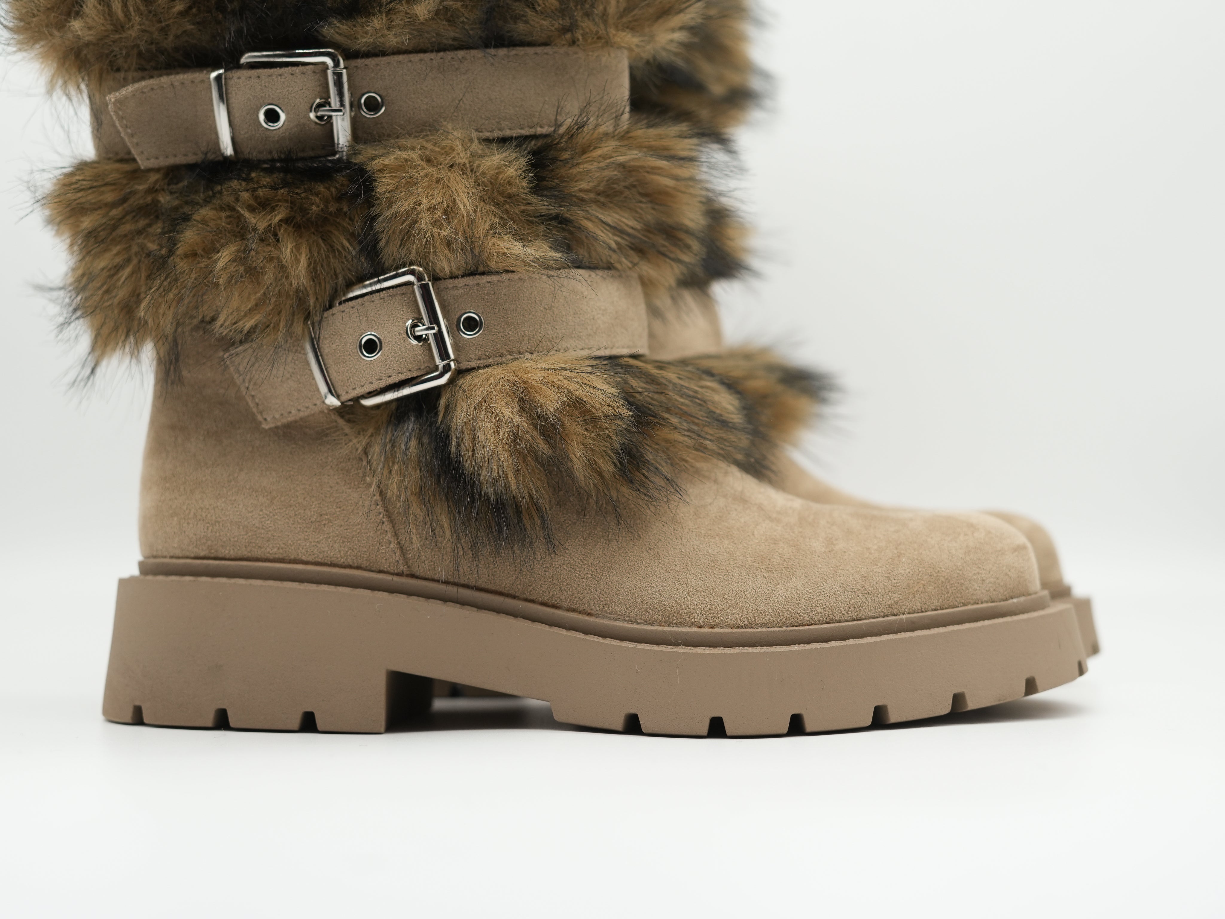 Boots mit Kunstfell und Schnallen