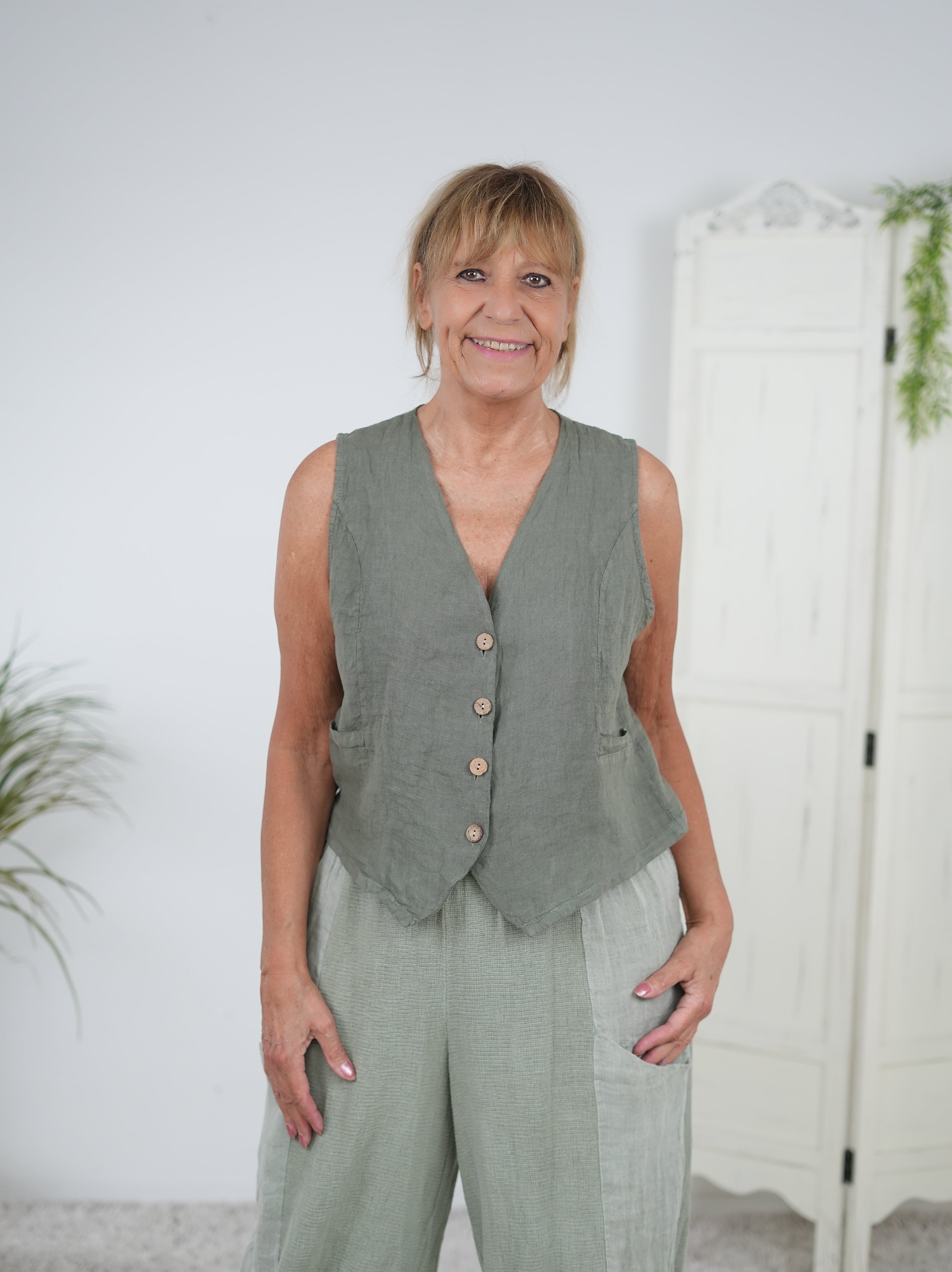 Leinen Weste mit Naturknopf Olive
