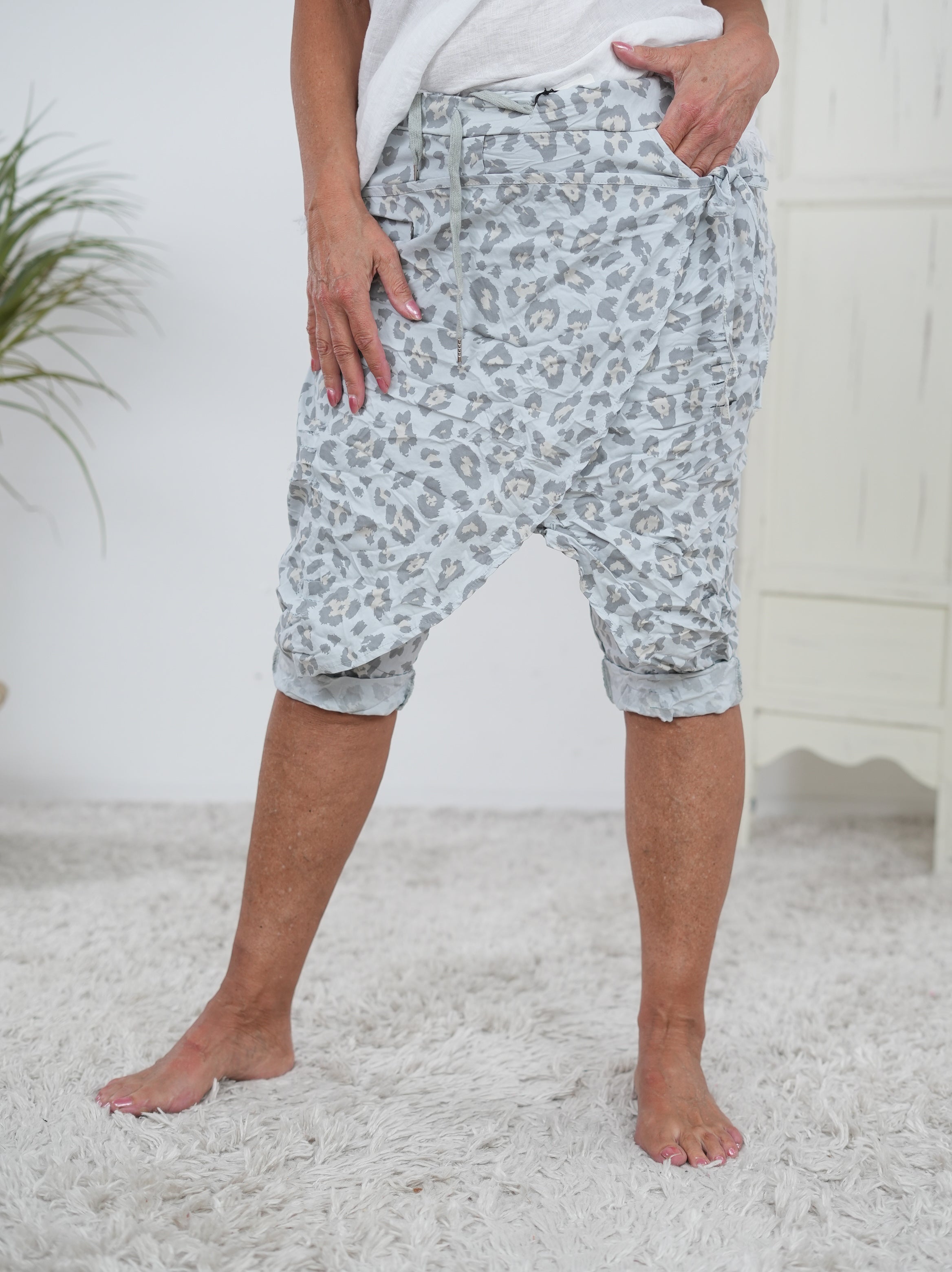 Kurze Leo Baggy mit Überwurf grau