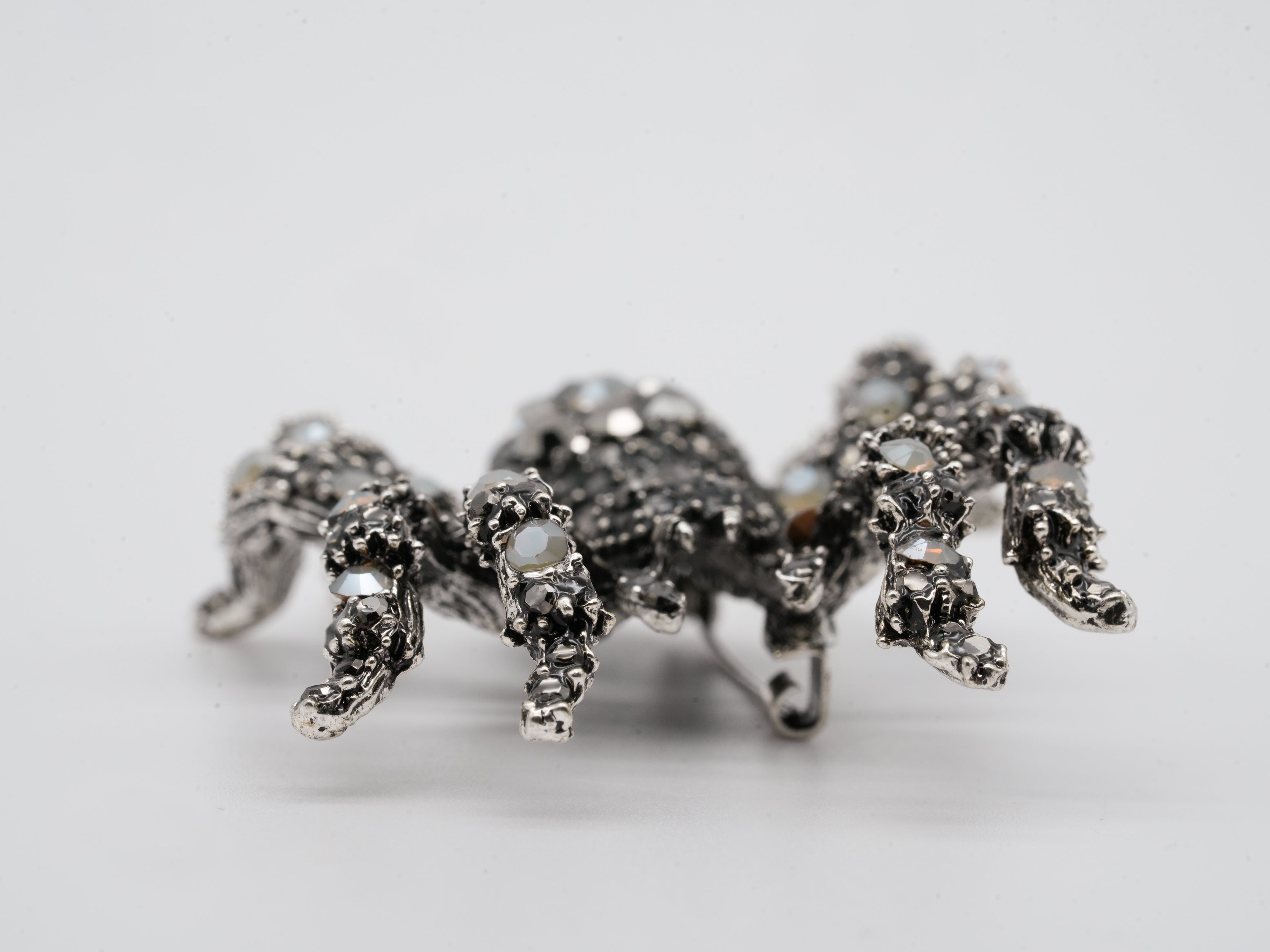 Brosche in Spinnenform mit Strass