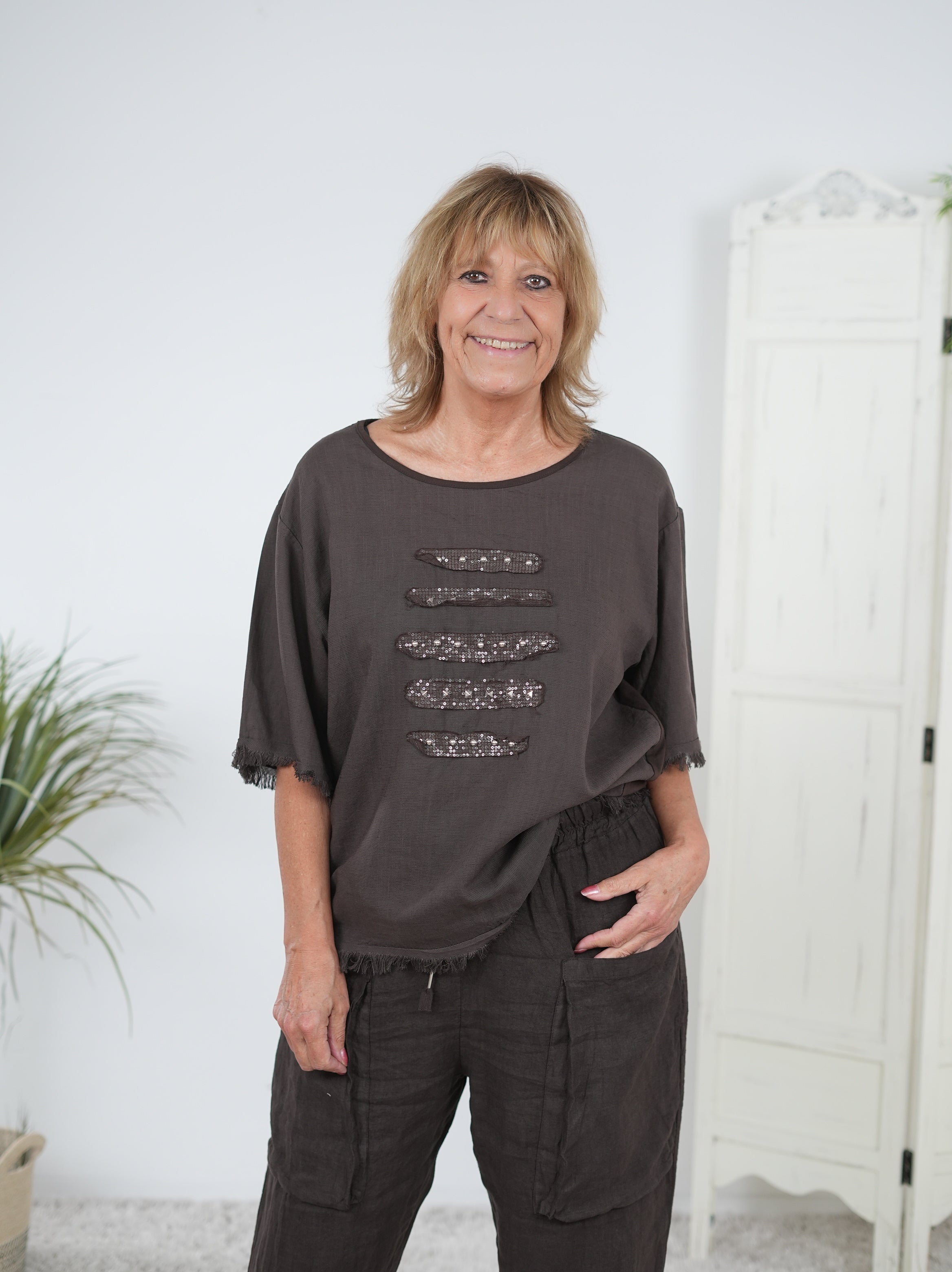 Luftiges Shirt im Leinenmix mit fransigen Abschlüssen Schoko
