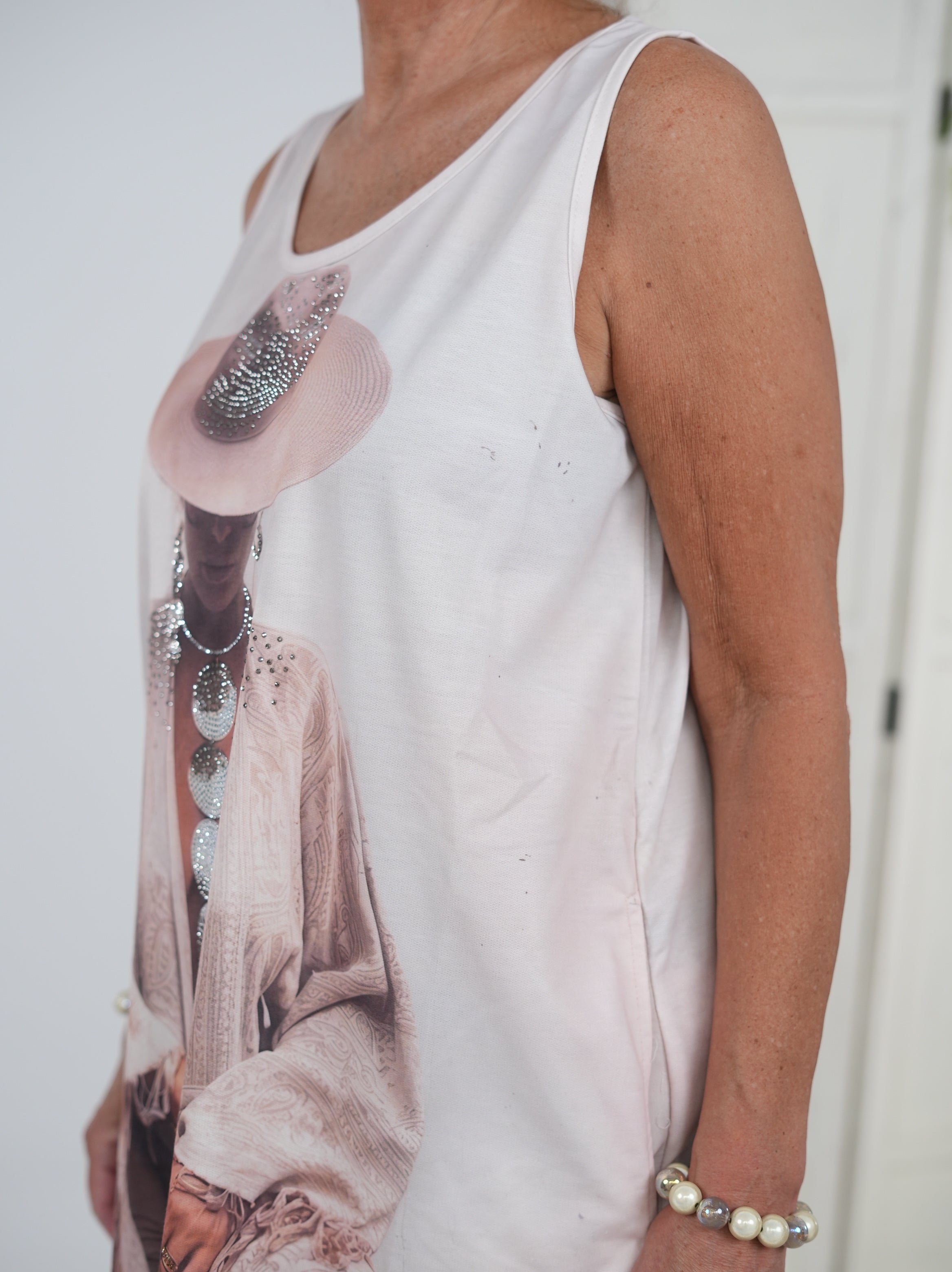 T-Shirt Kleid mit breiten Trägern und auffälligem Motiv