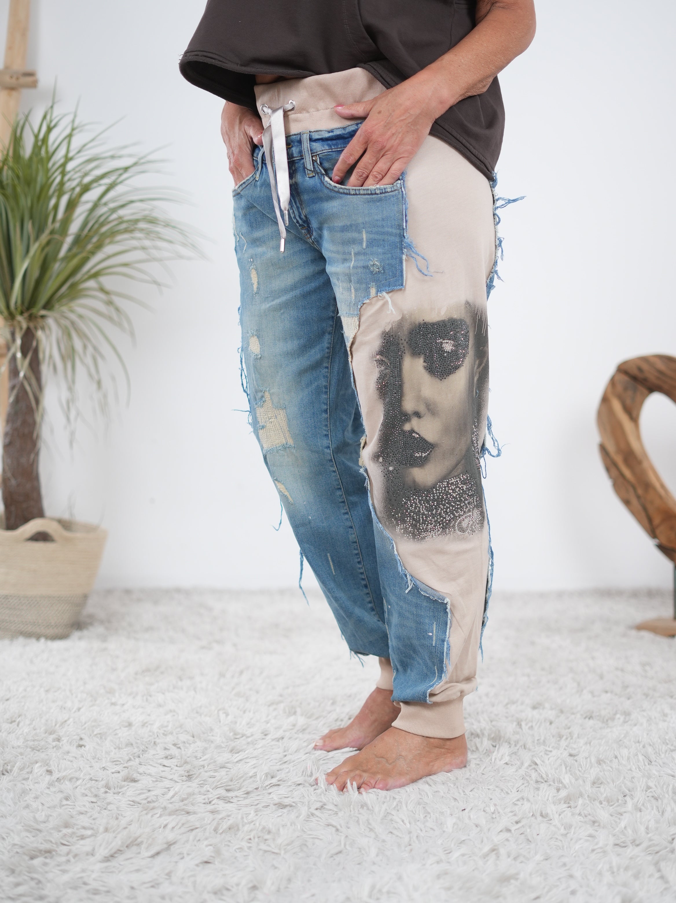 Ausgefallene Hingucker Pants mit Strassmotiv