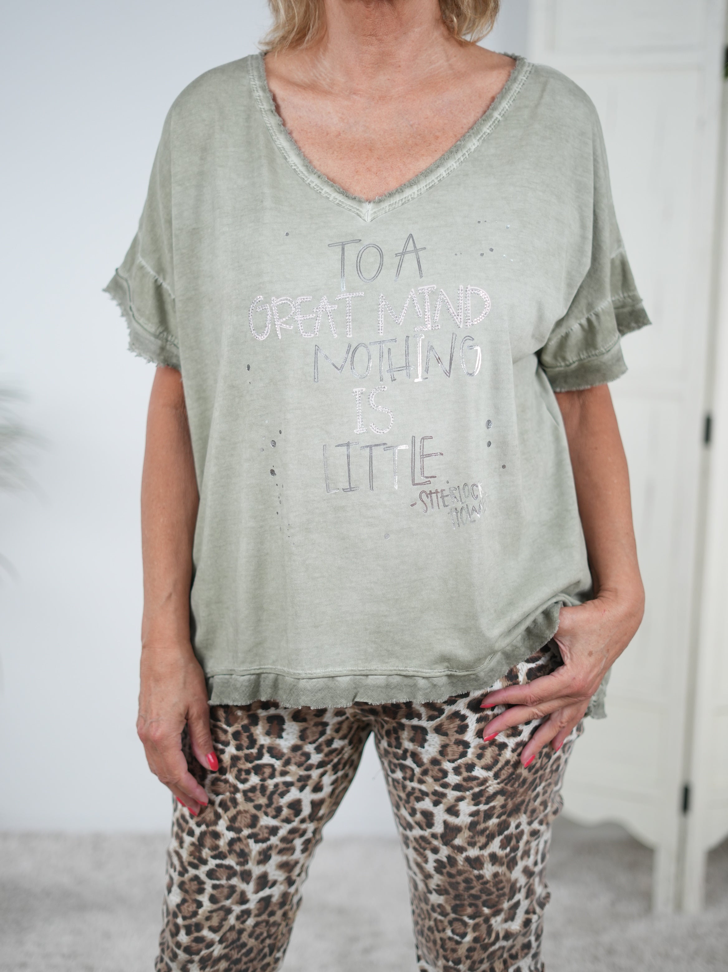 Oversize Shirt im Vokuhila Schnitt mit Schriftzug Olive