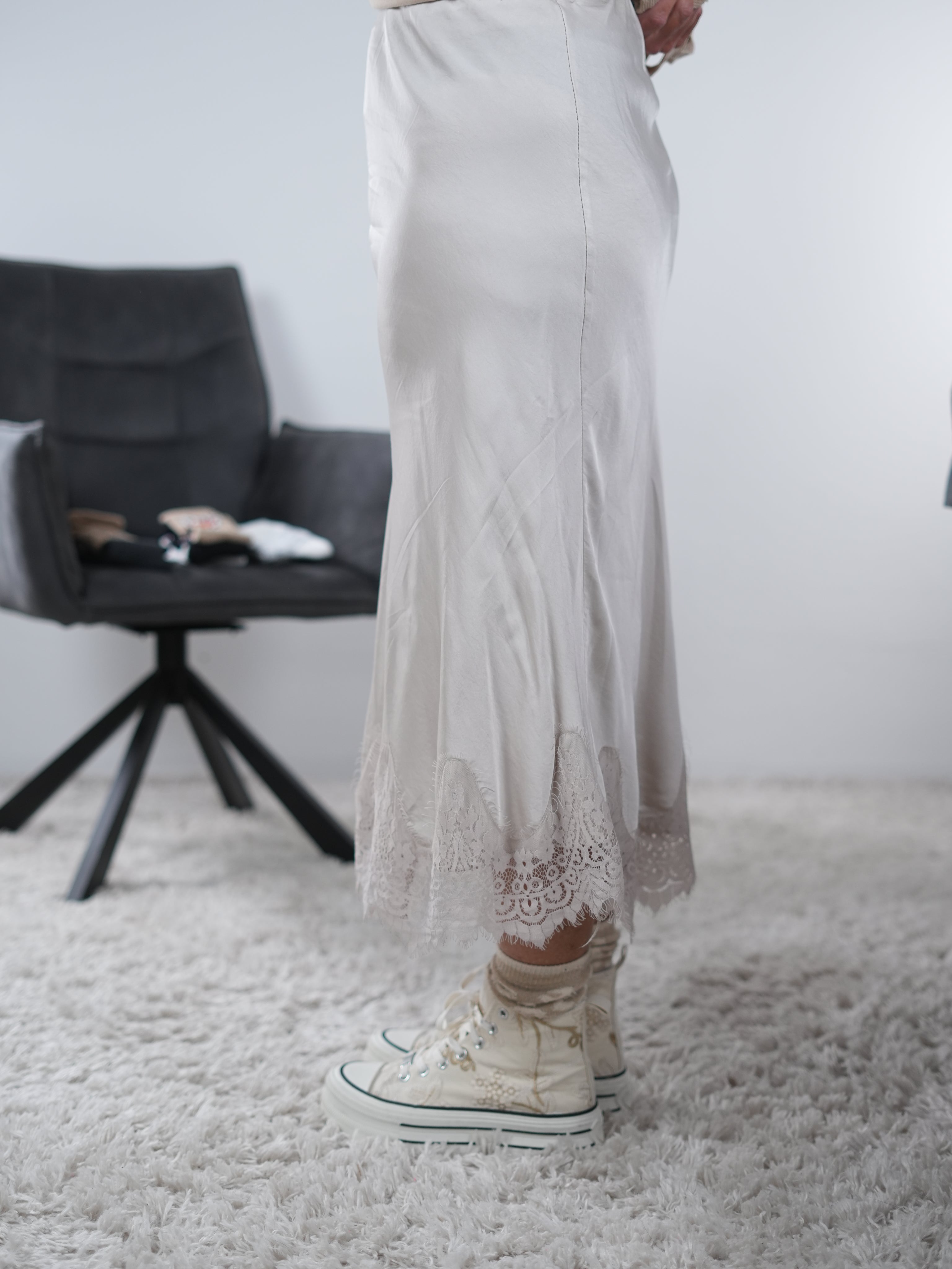 Satin Rock mit Spitze verziert