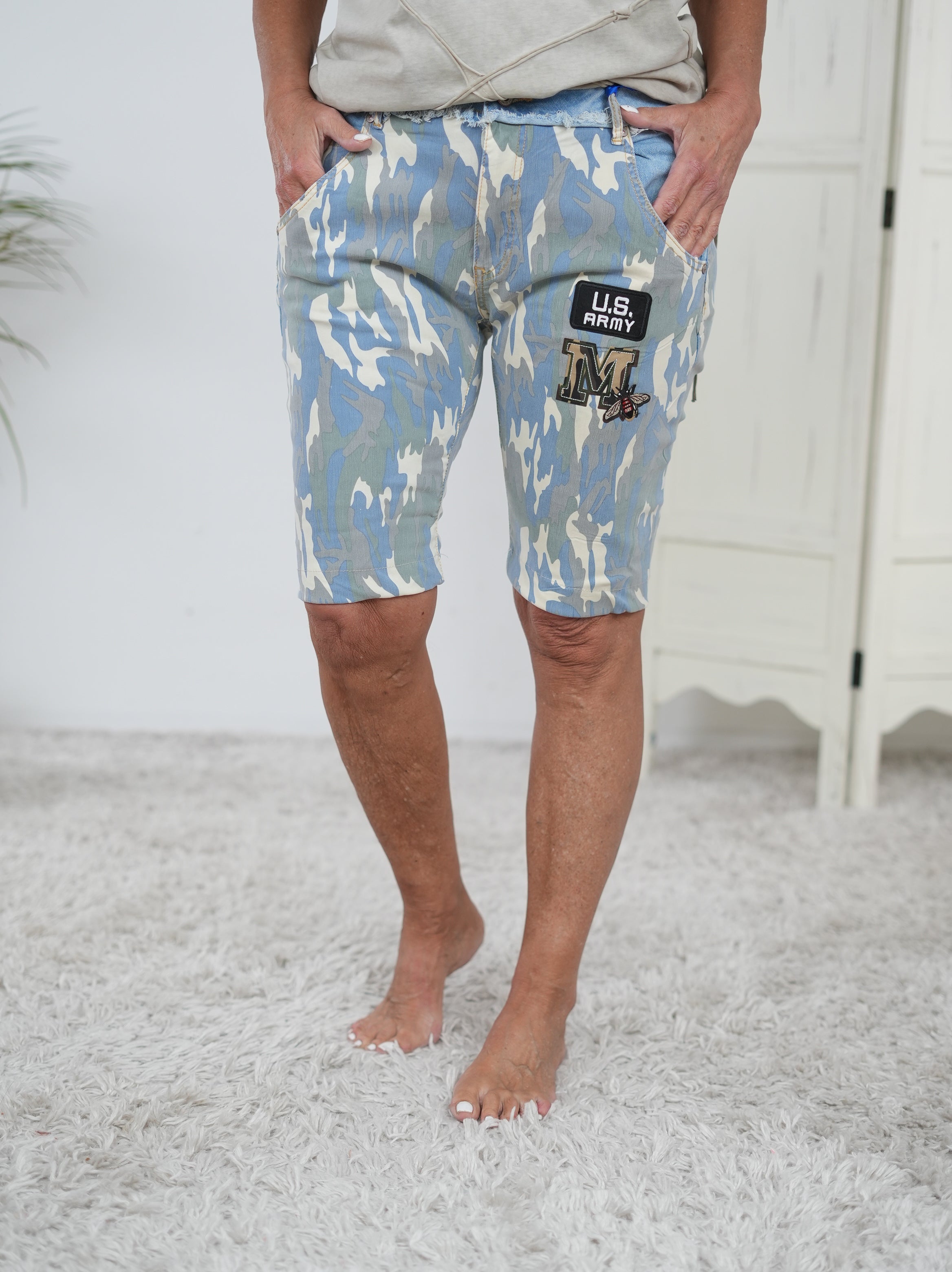 Jeans Shorts im Camo Look mit Patches