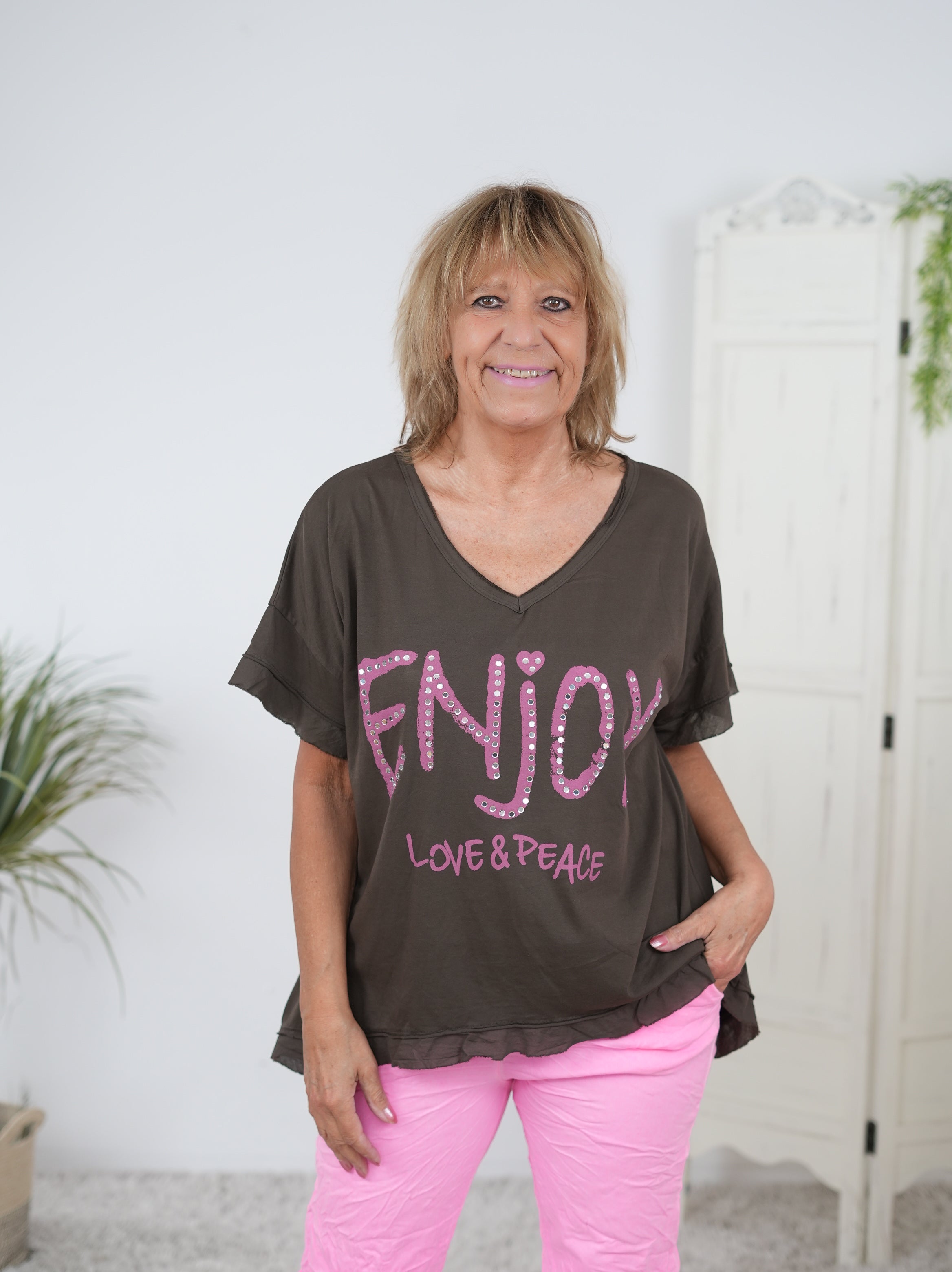 Niedliches Shirt mit "enjoy" Schriftzug und V-Ausschnitt Schoko