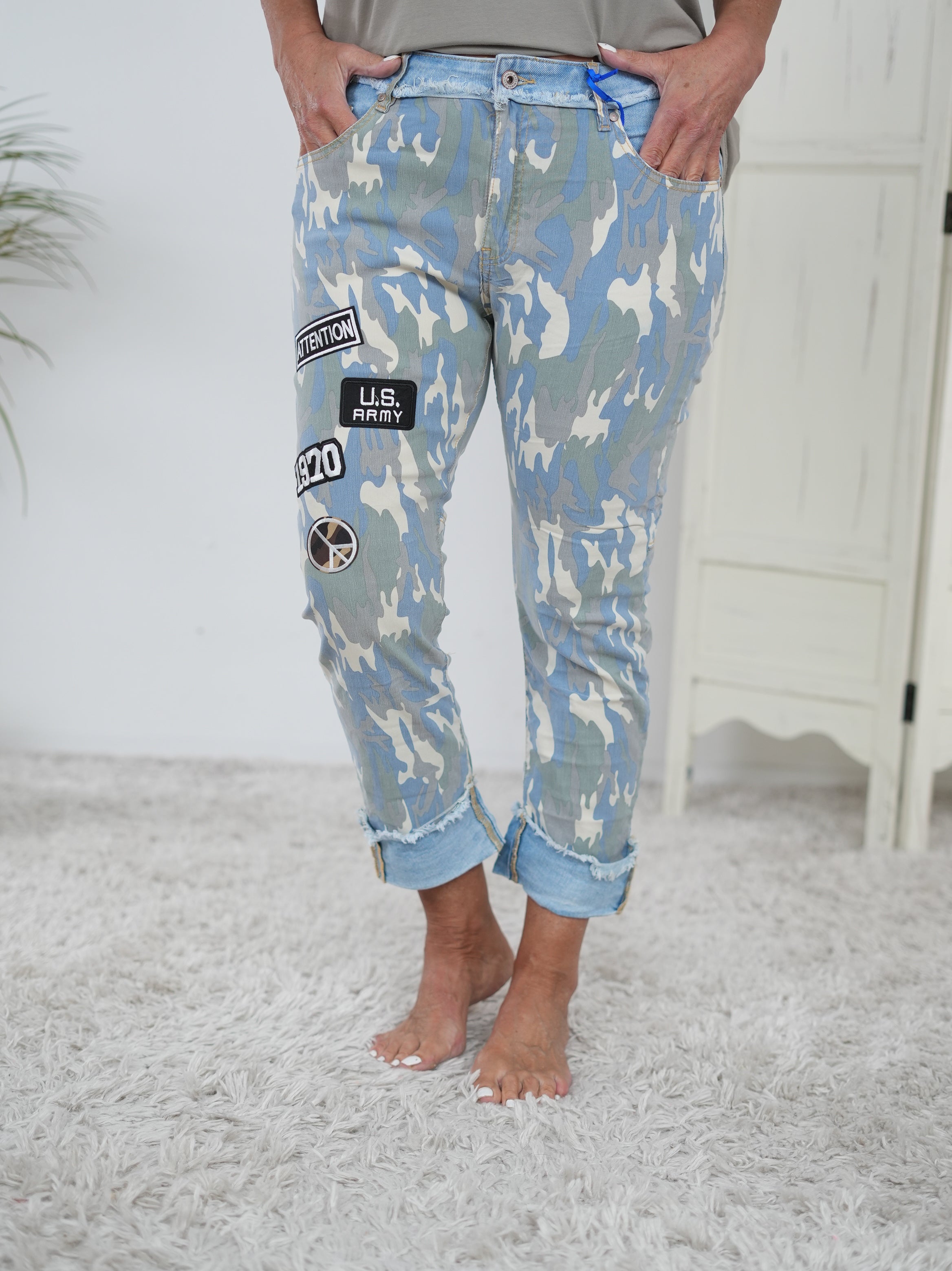 auffällige Jeans im blauen Camouflage