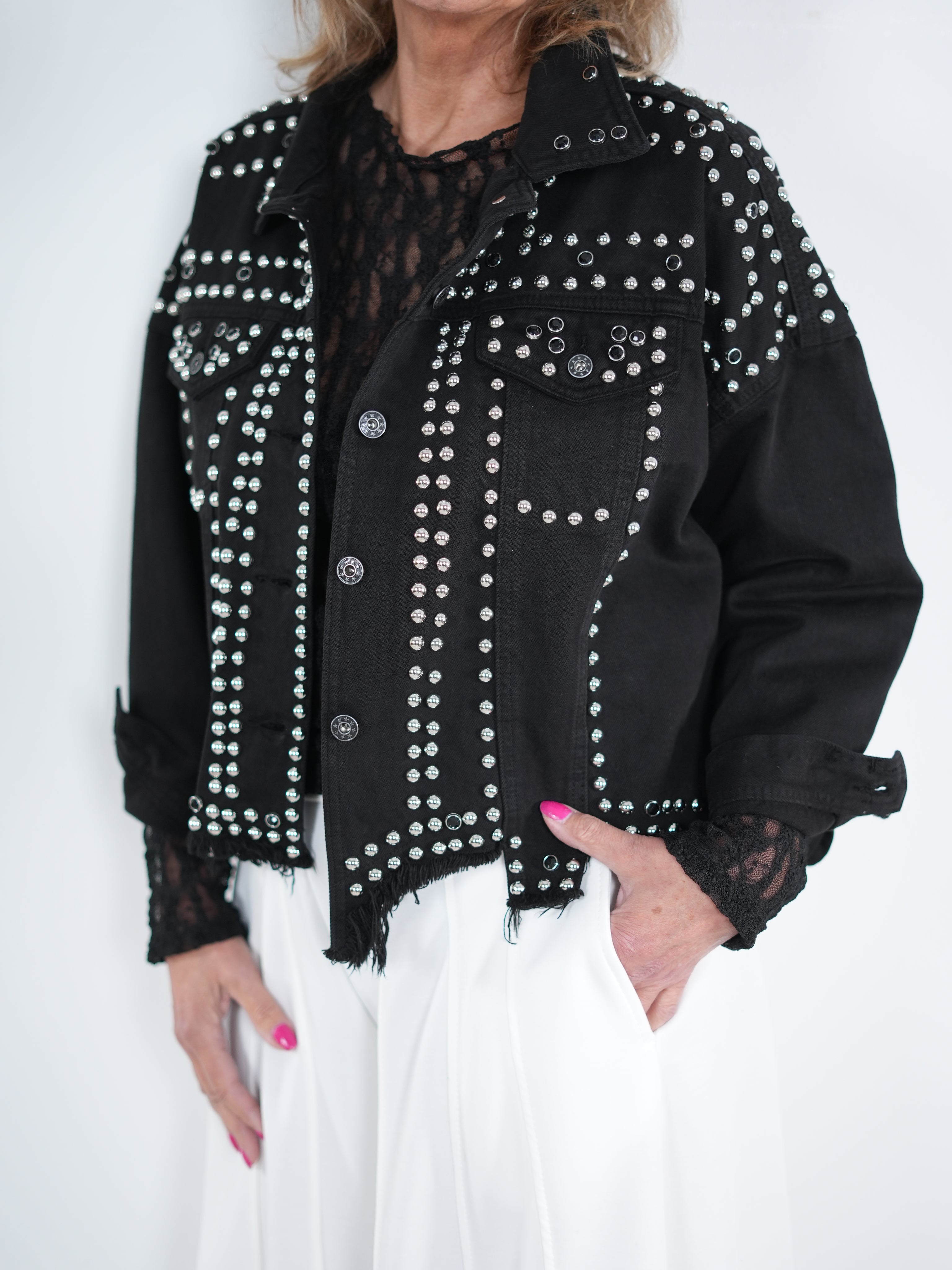Jeans Jacke mit Nieten verziert