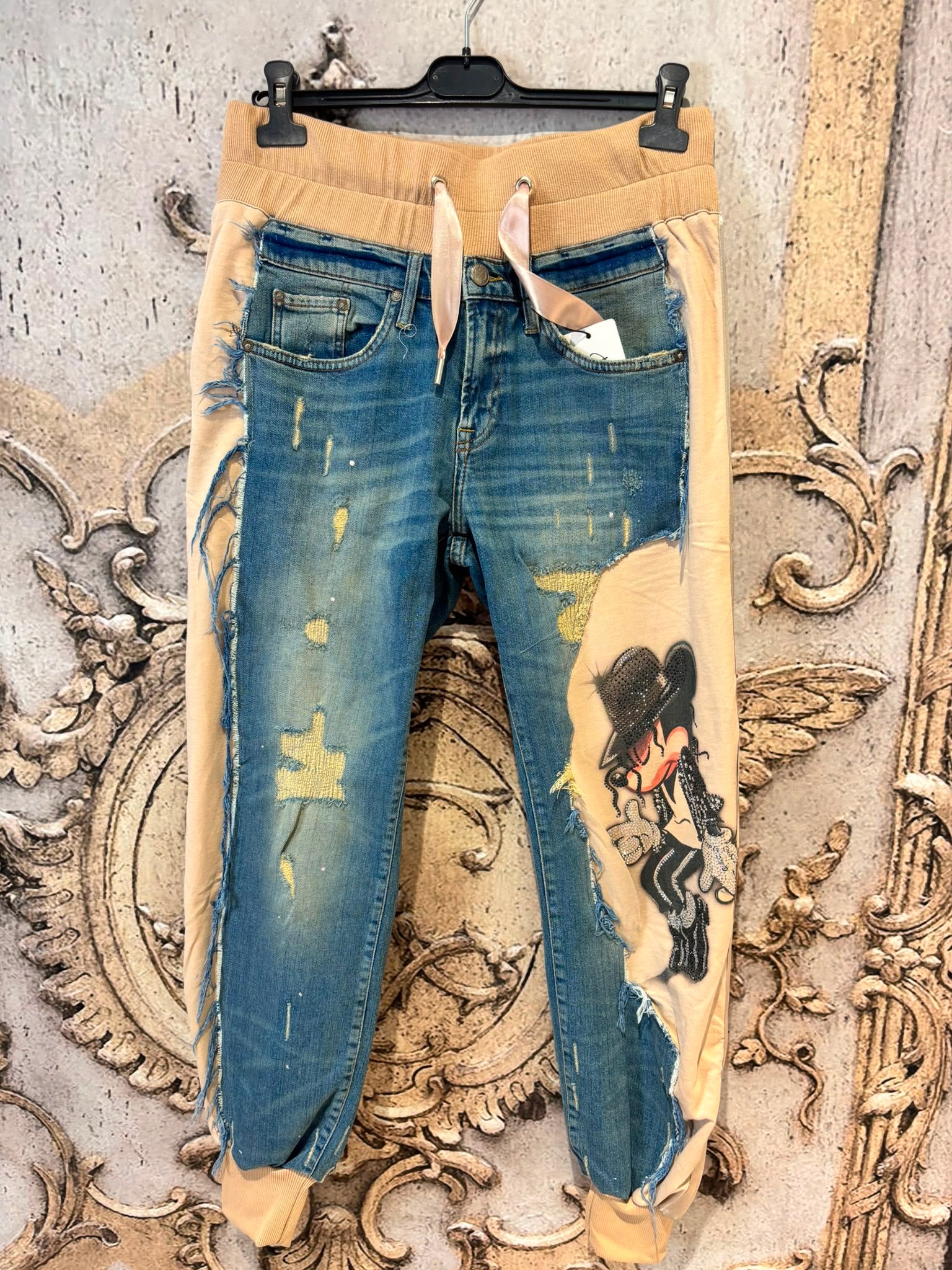 ausgefallene Hose mit Jeans Elementen und großem Motiv Variante Comic