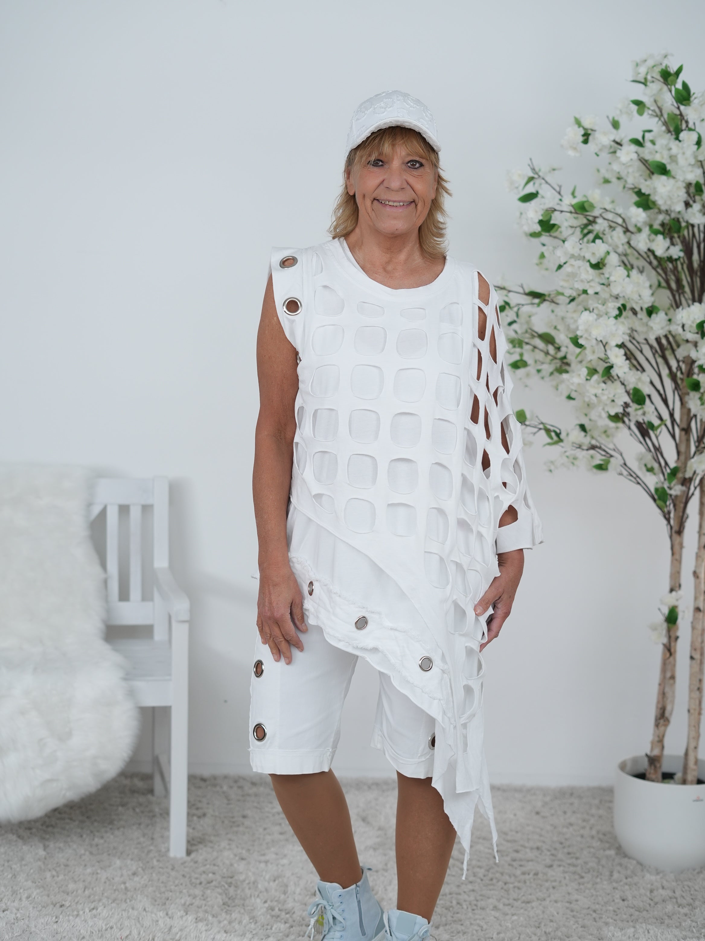 Asymmetrisches Shirt mit ausgestanzten Elementen