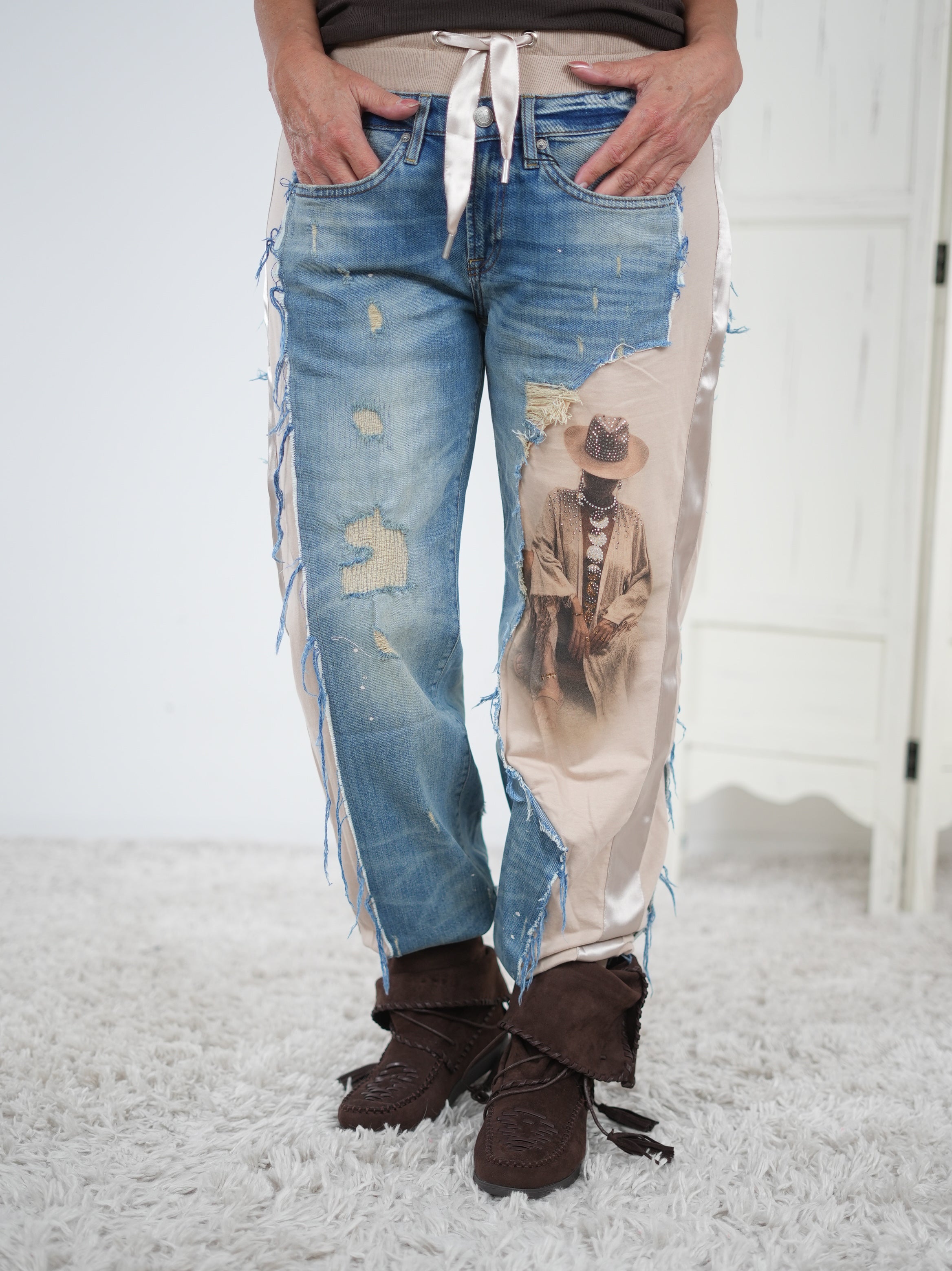 ausgefallene Hose mit Jeans Elementen und großem Motiv