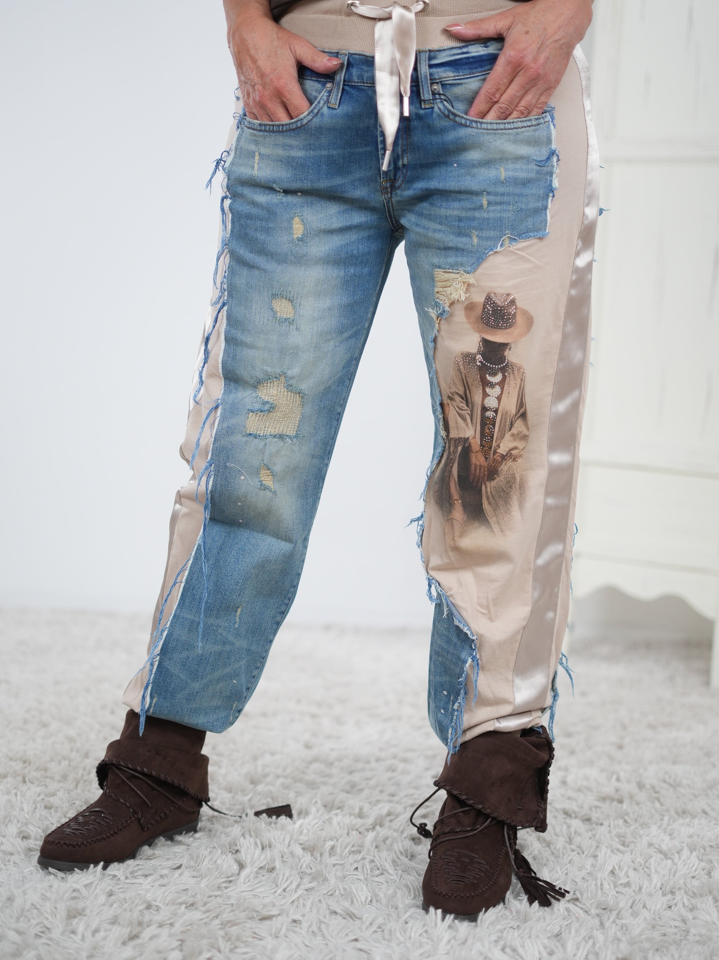 ausgefallene Hose mit Jeans Elementen und großem Motiv Variante Frau