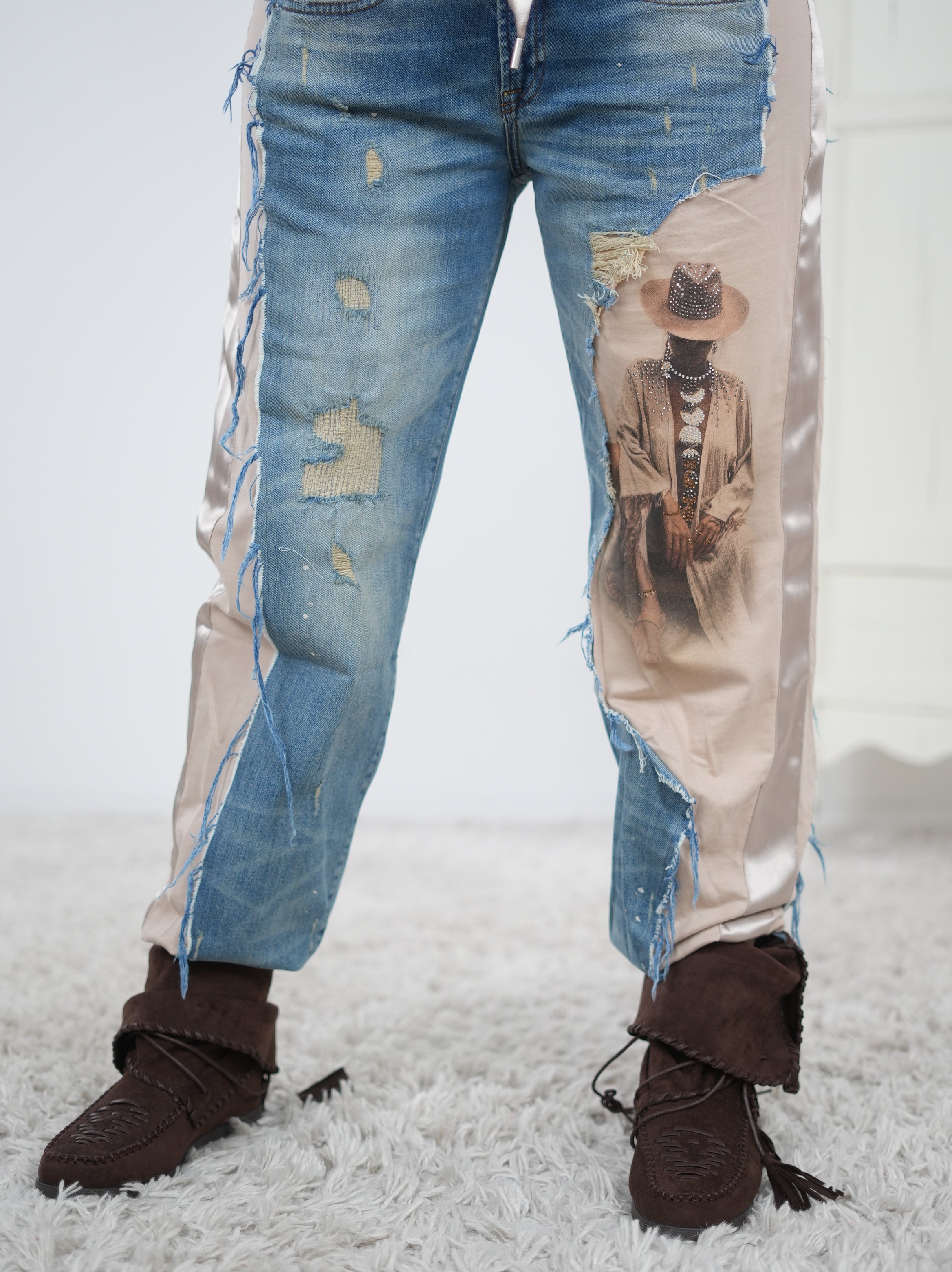 ausgefallene Hose mit Jeans Elementen und großem Motiv