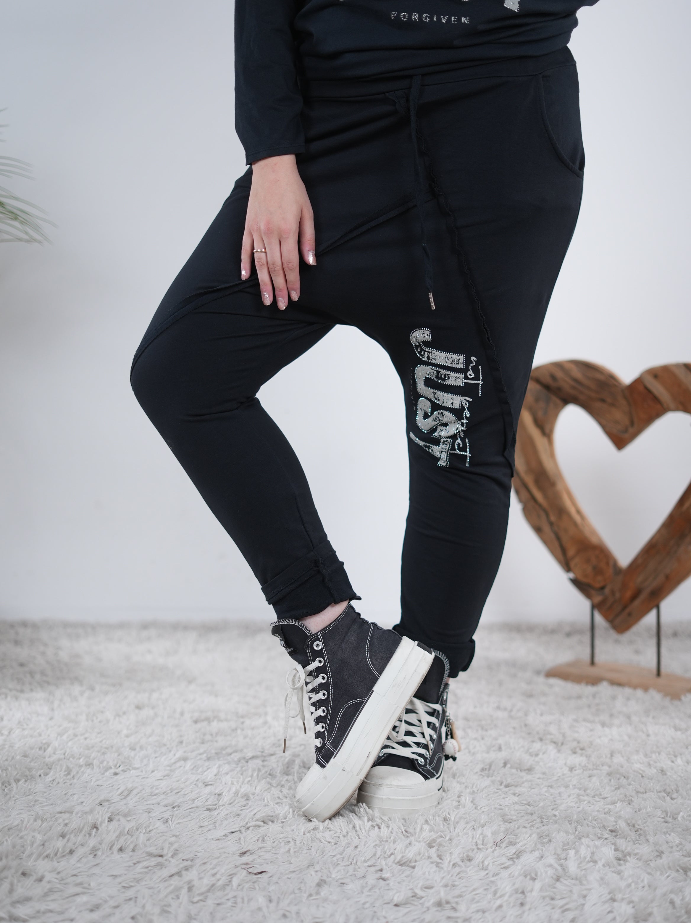 Baggy mit Schriftzug auf dem Hosenbein Schwarz