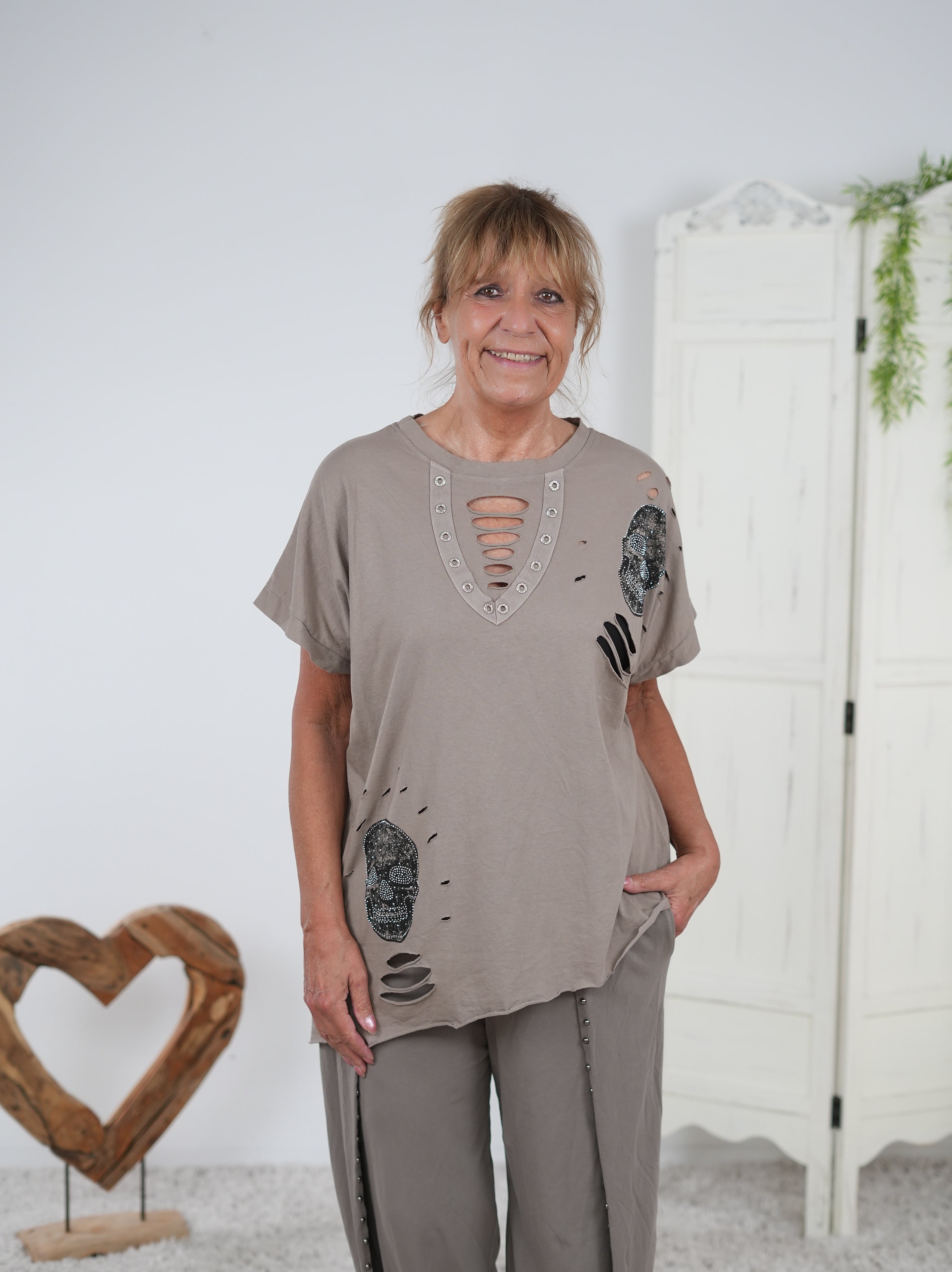 Baumwoll-Shirt mit Skull Print und Nieten verziert Taupe