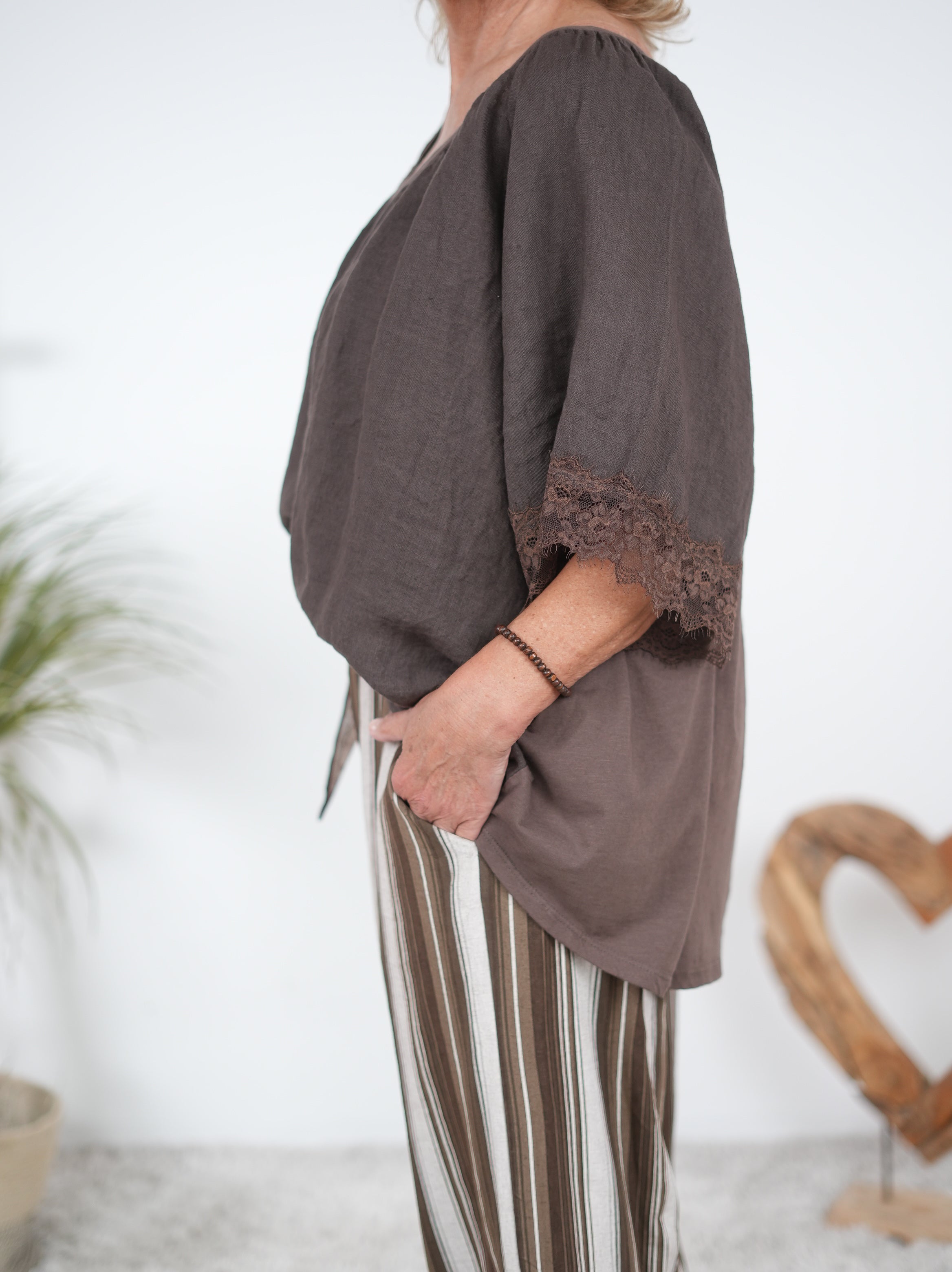 Bluse im Materialmix mit Spitze am Ärmelabschluss