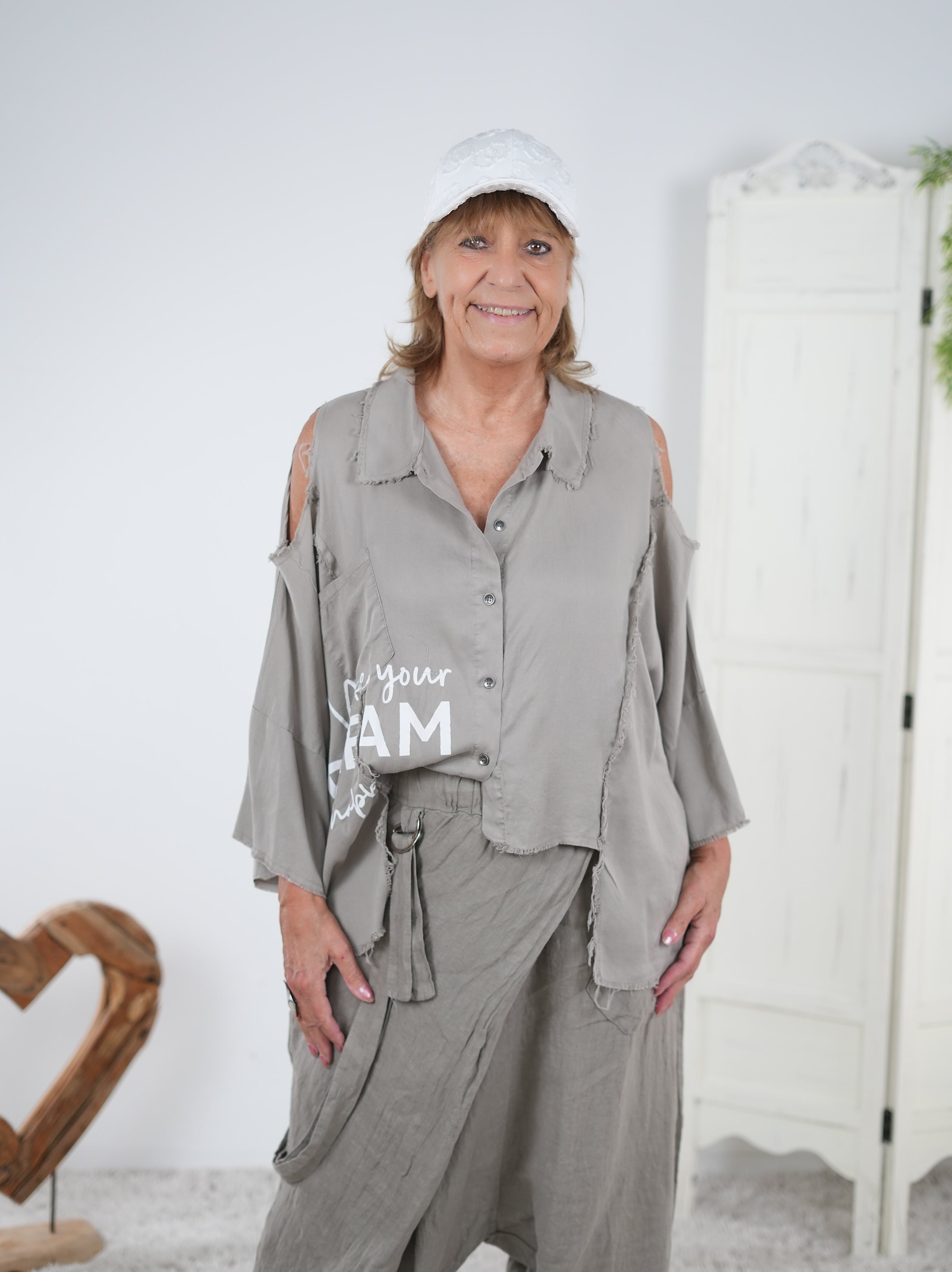 Bluse mit Cut Outs, Schriftzug und ausgefranstem Abschluss