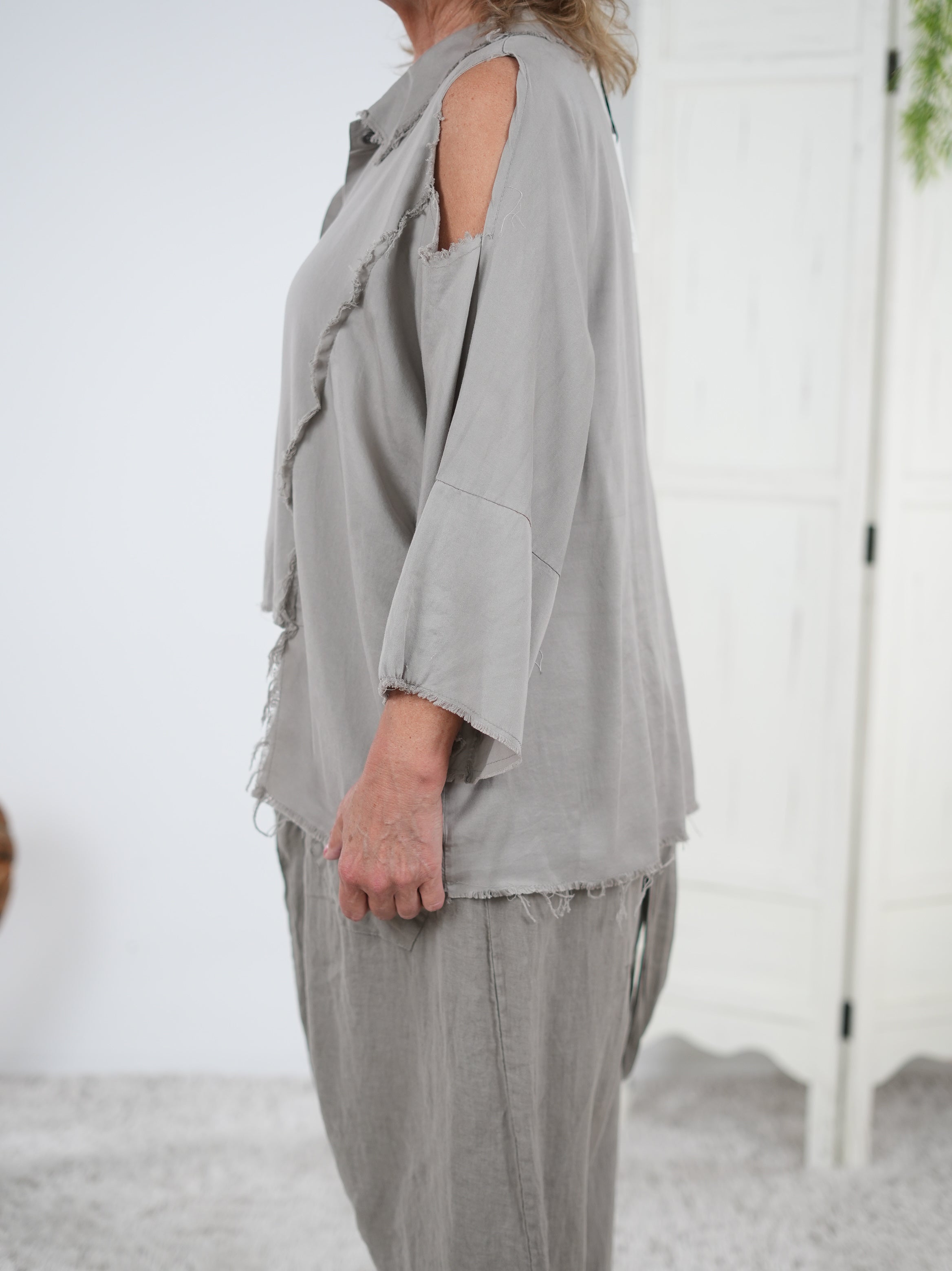 Bluse mit Cut Outs, Schriftzug und ausgefranstem Abschluss