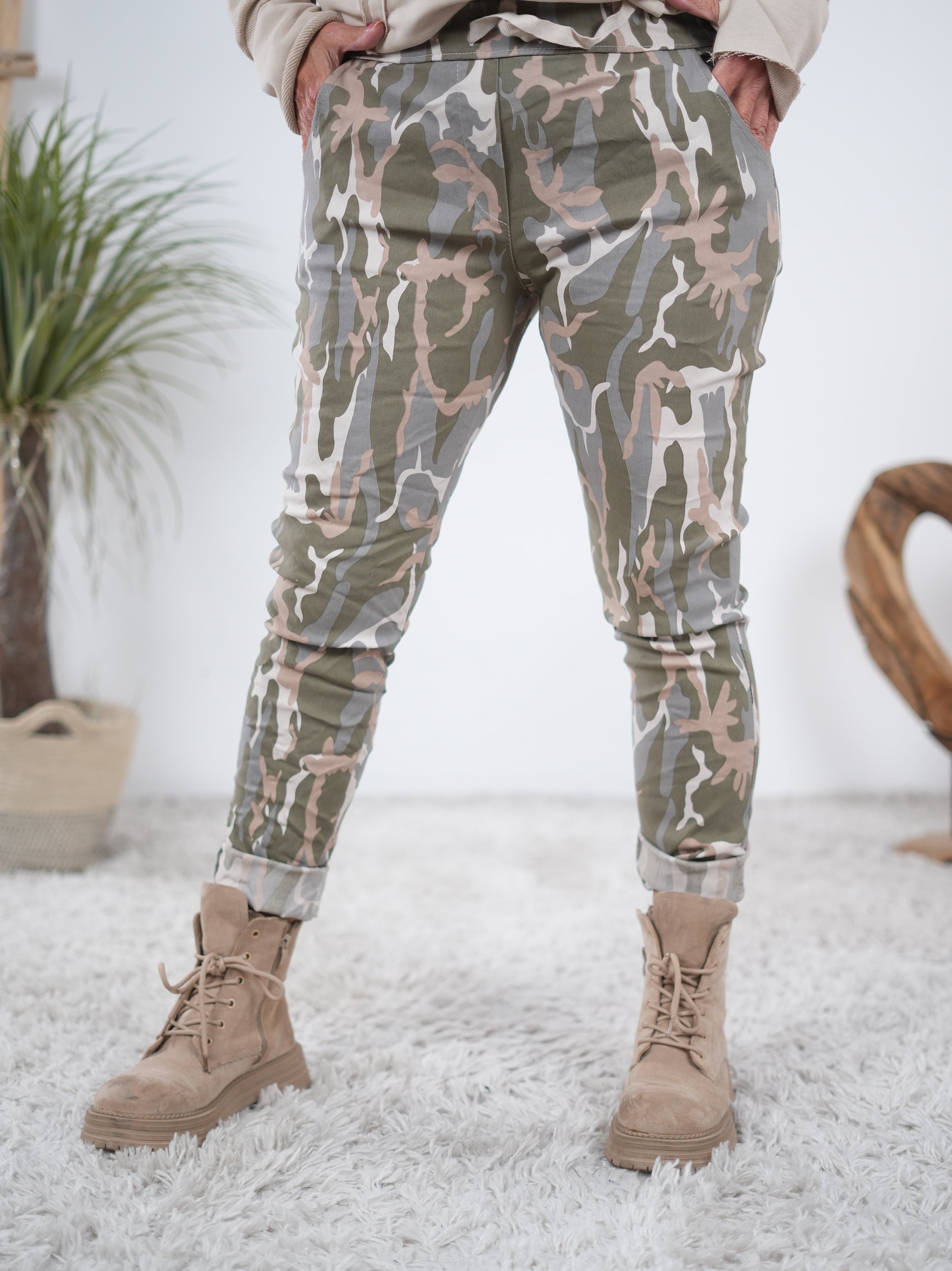 Camouflage Jogpant mit seitlichen Eingrifftaschen Beige