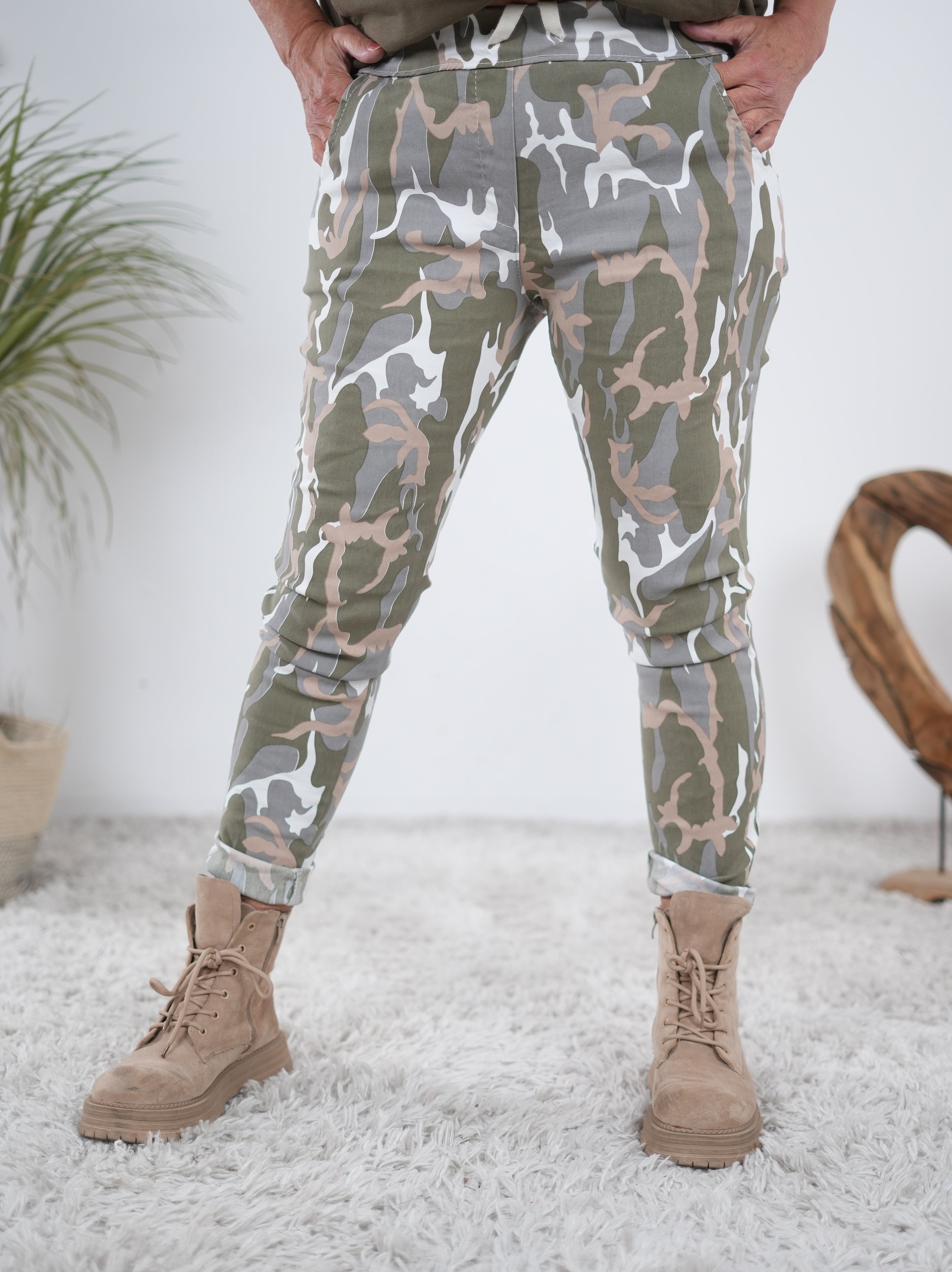 Camouflage Jogpant mit seitlichen Eingrifftaschen Weiß
