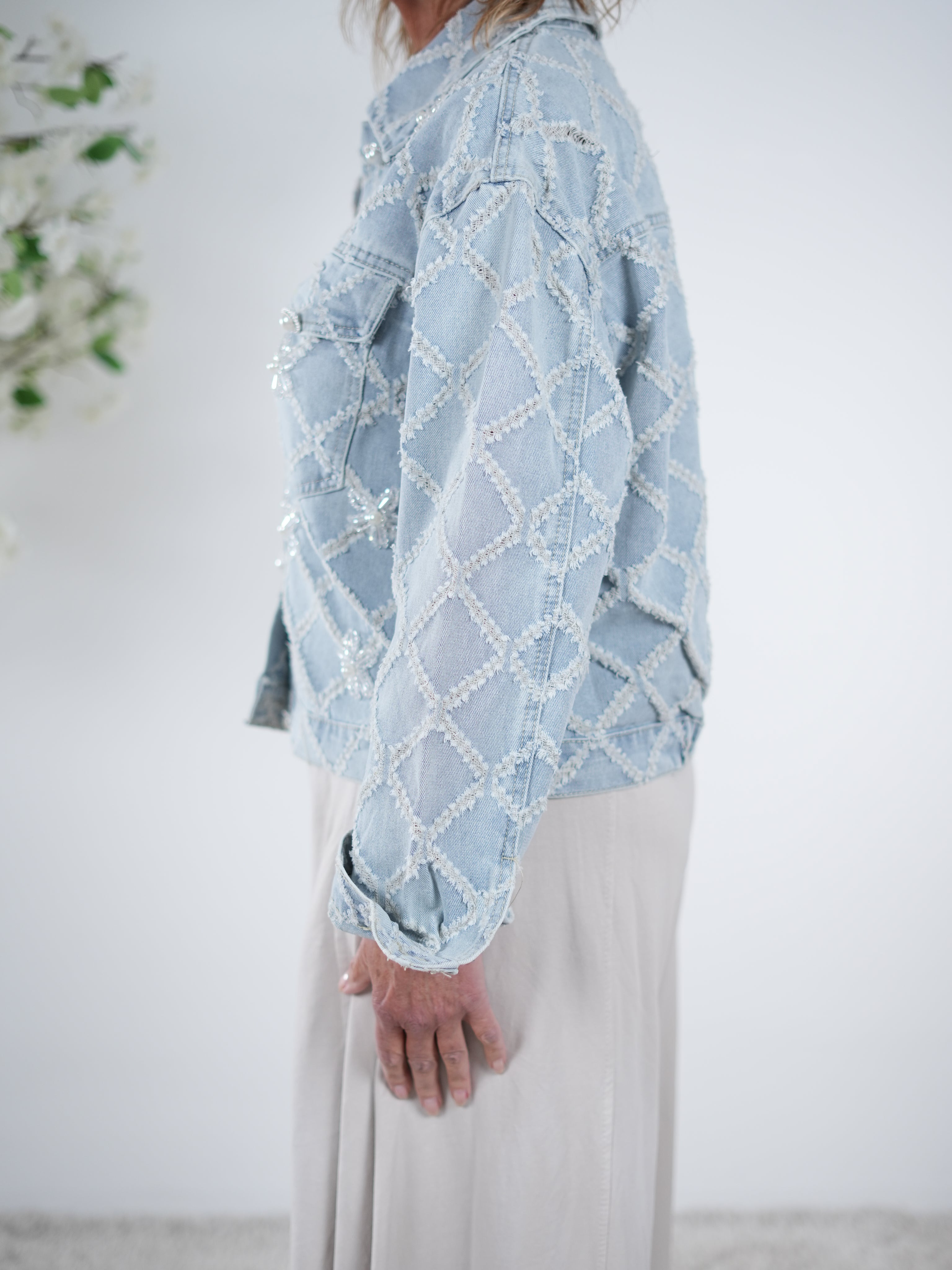 Jeans Jacke mit ausgefransten Details