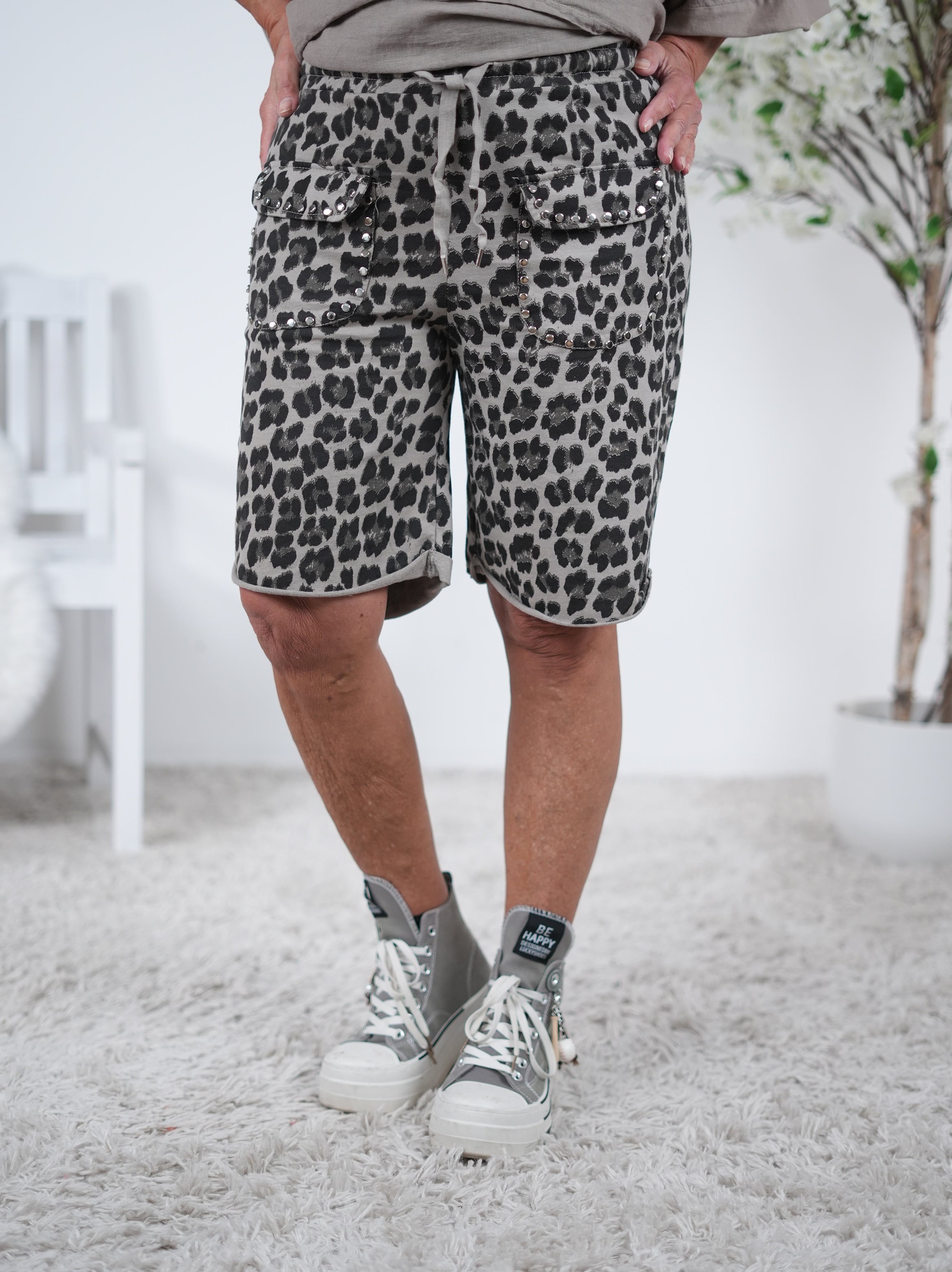 Joggy im Leo Look mit Nieten verziert