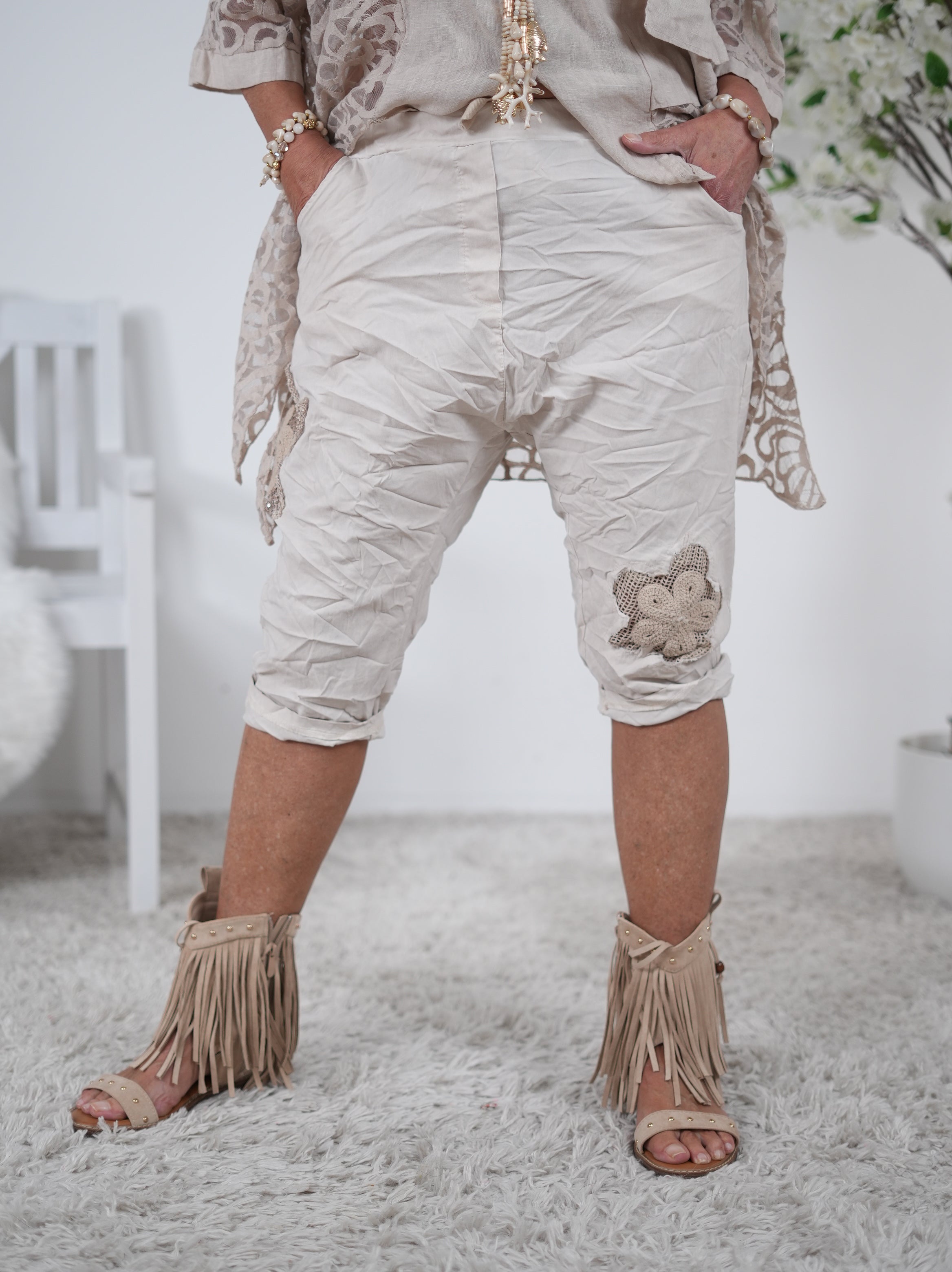 Kurze Baggy mit Blümchen Häkeleinsatz Beige