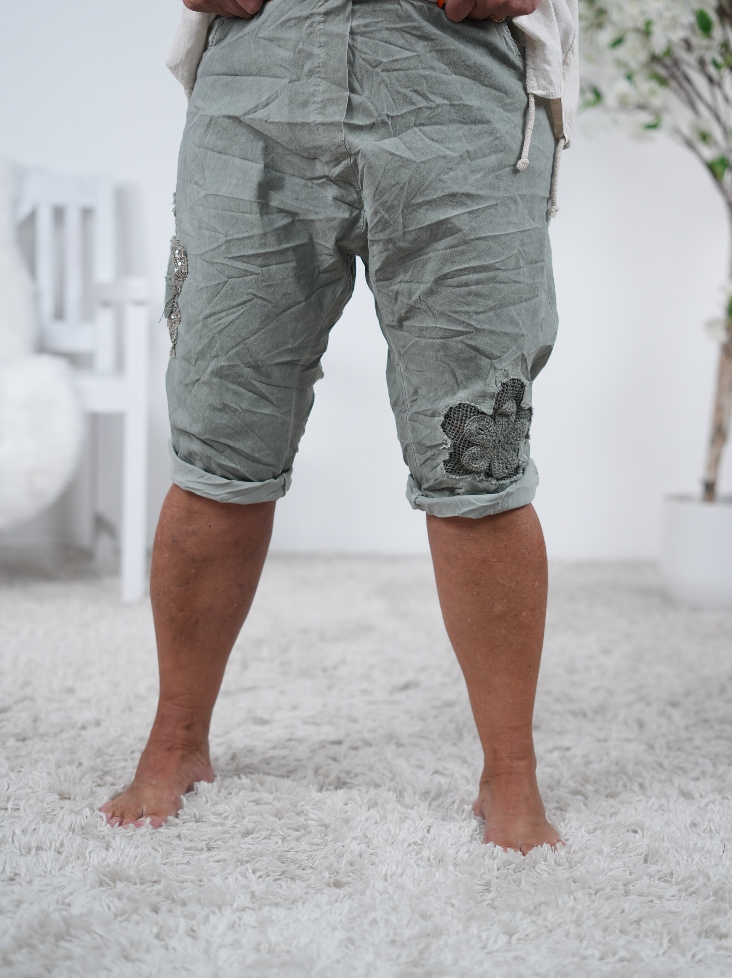 Kurze Baggy mit Blümchen Häkeleinsatz Olive