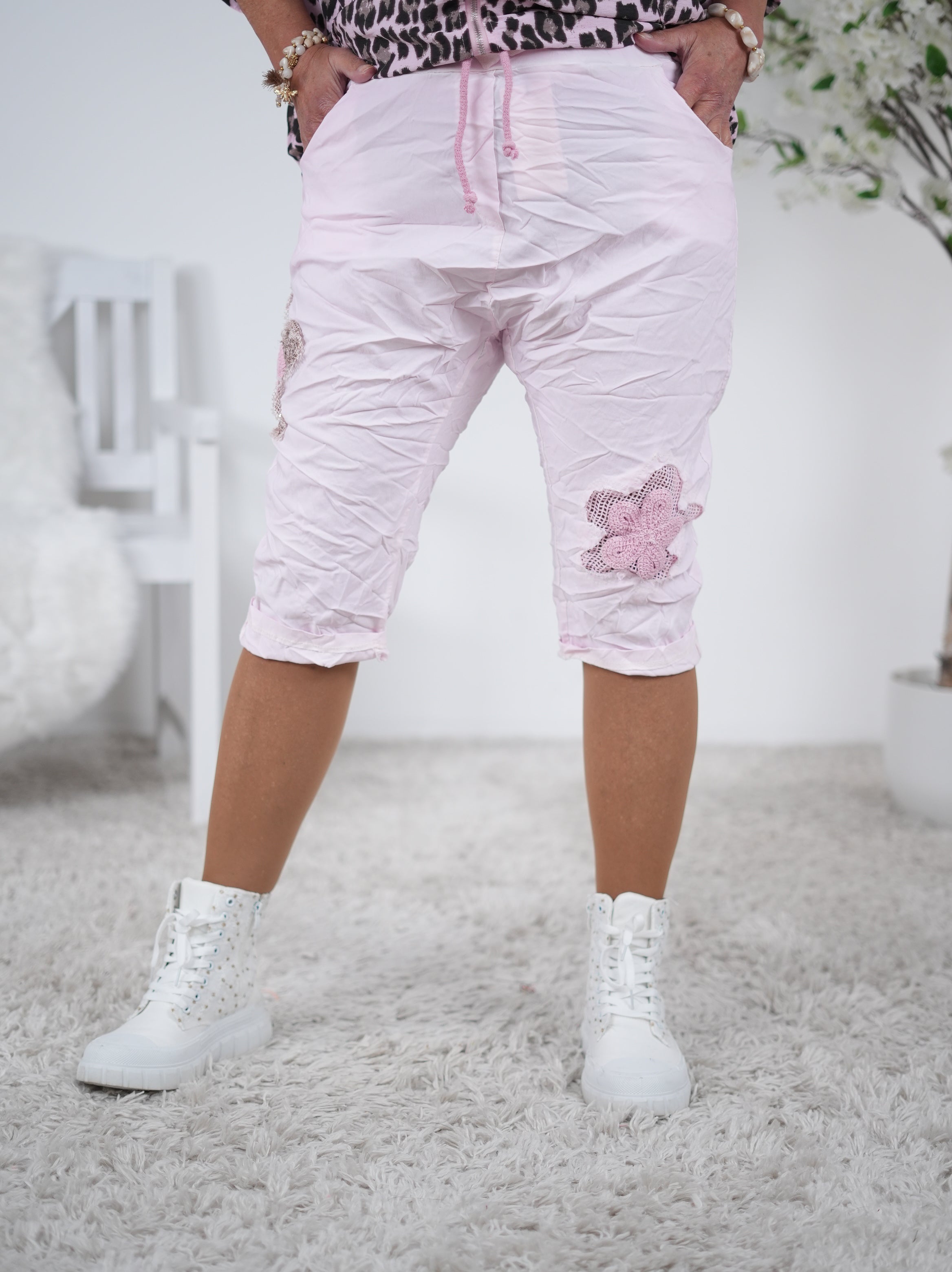 Kurze Baggy mit Blümchen Häkeleinsatz Rosa
