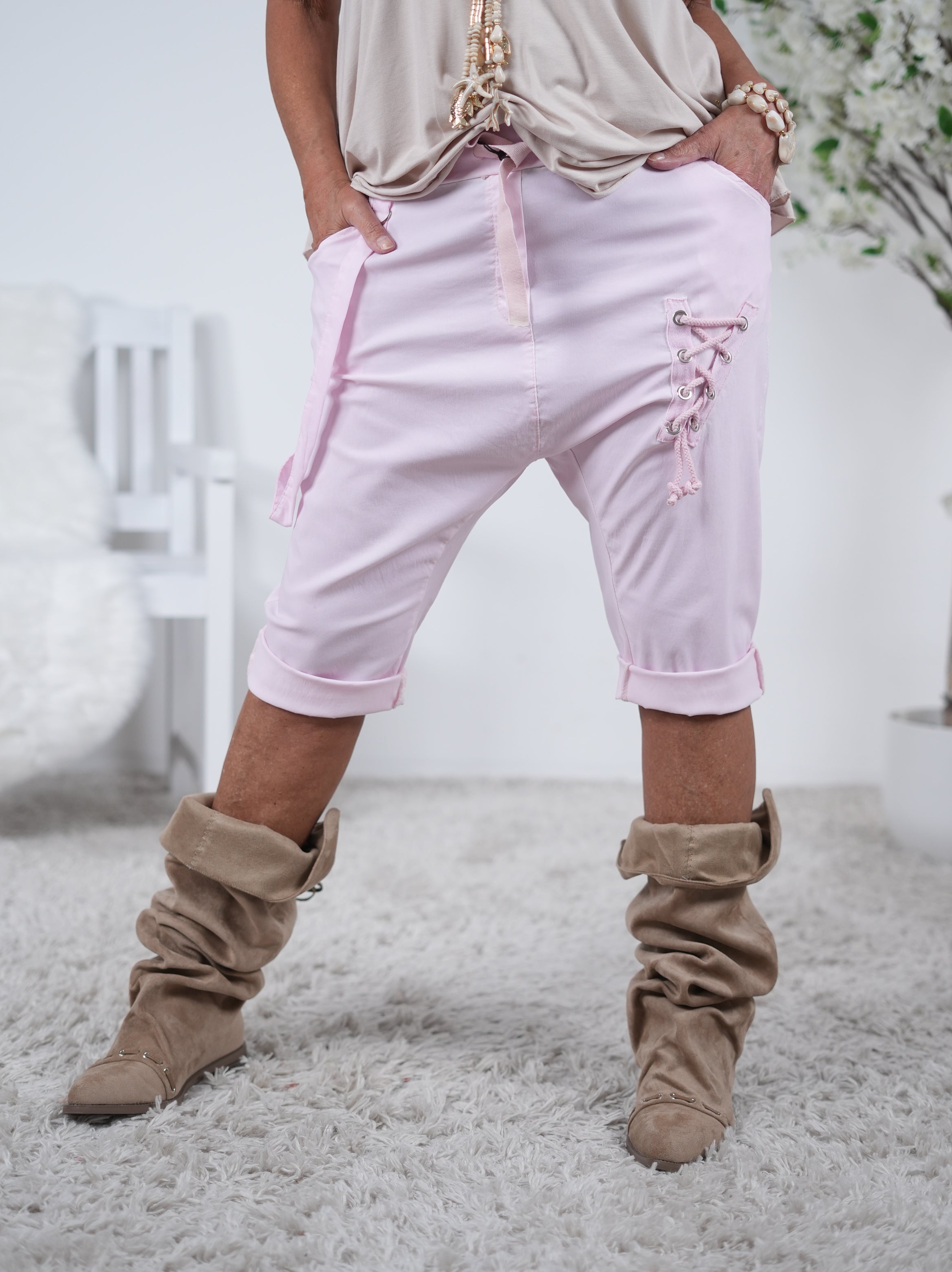 Kurze Baggy mit Schnürung Rosa