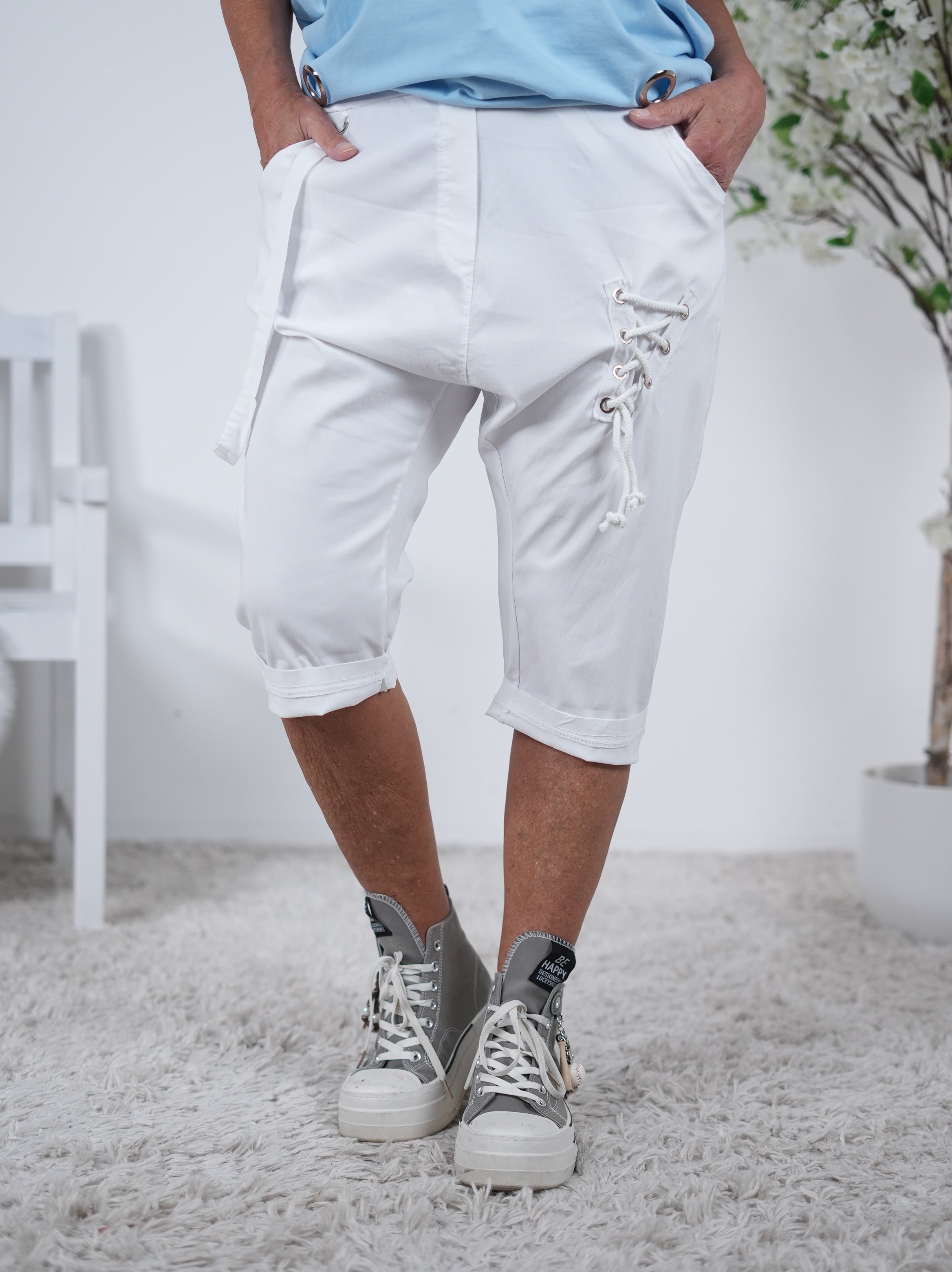 Kurze Baggy mit Schnürung Weiß