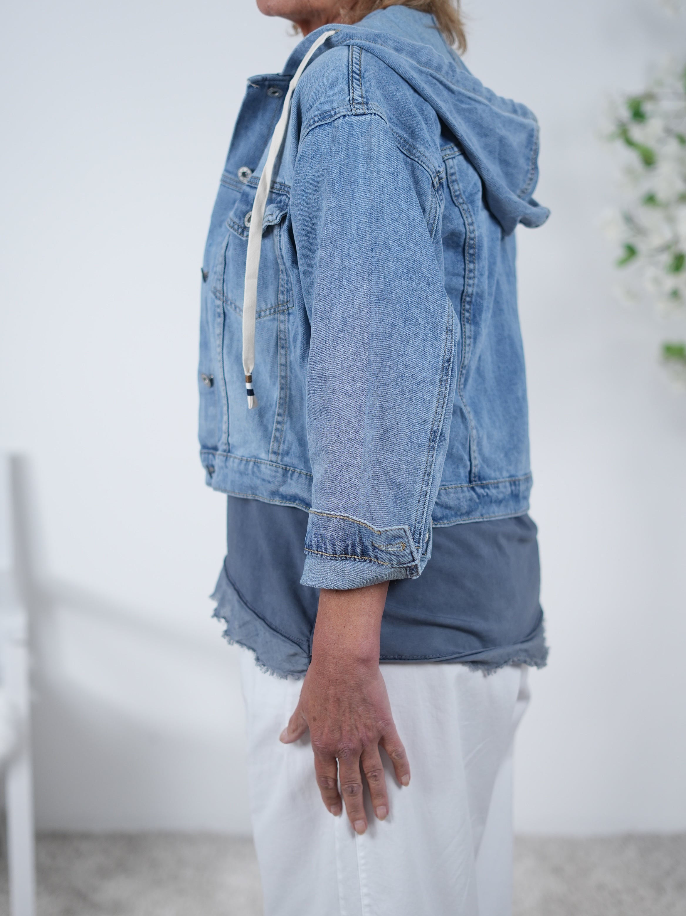 Kurze Jeansjacke mit Kapuze