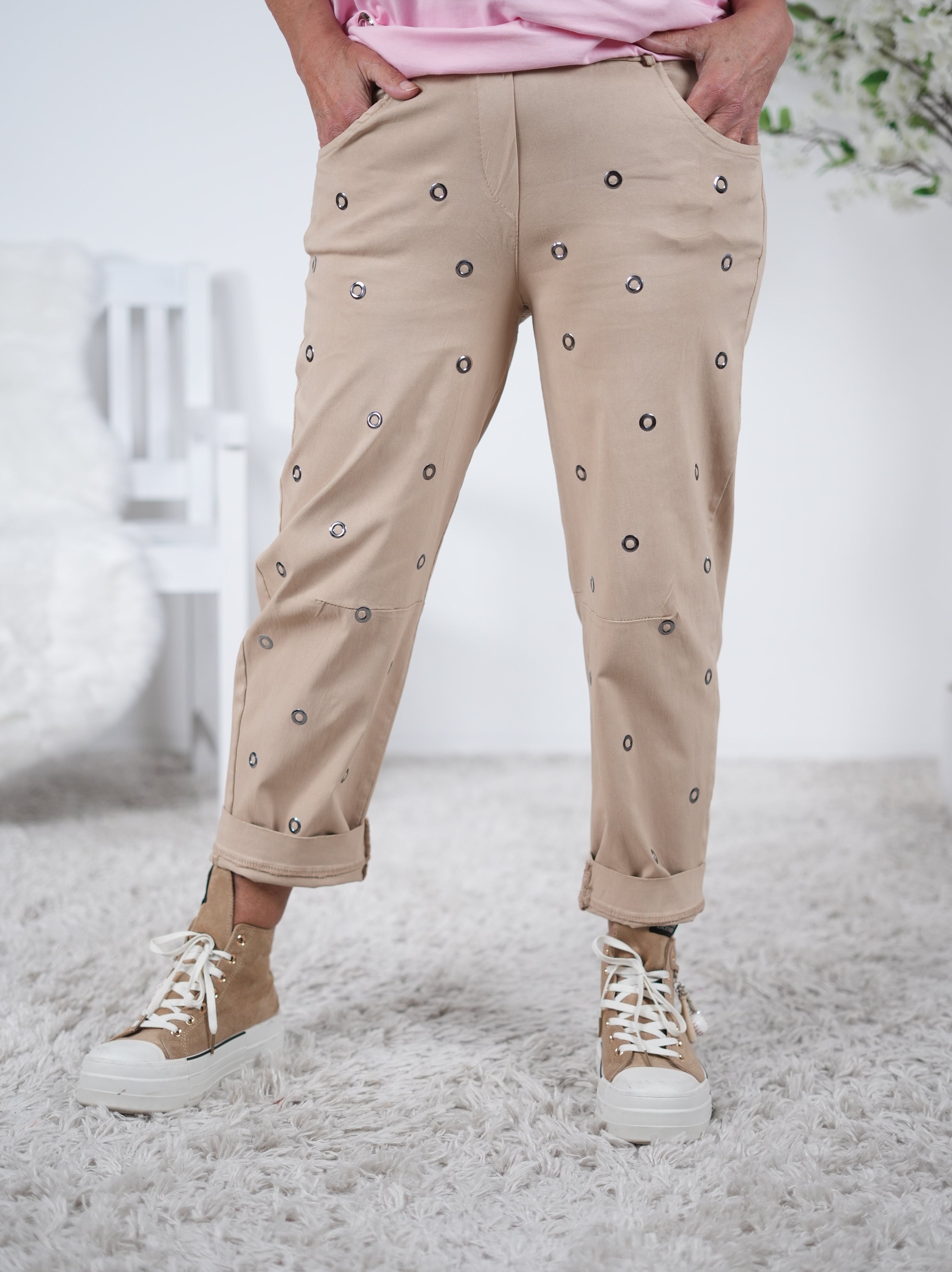 Lässige Jogpant mit Nieten verziert Camel