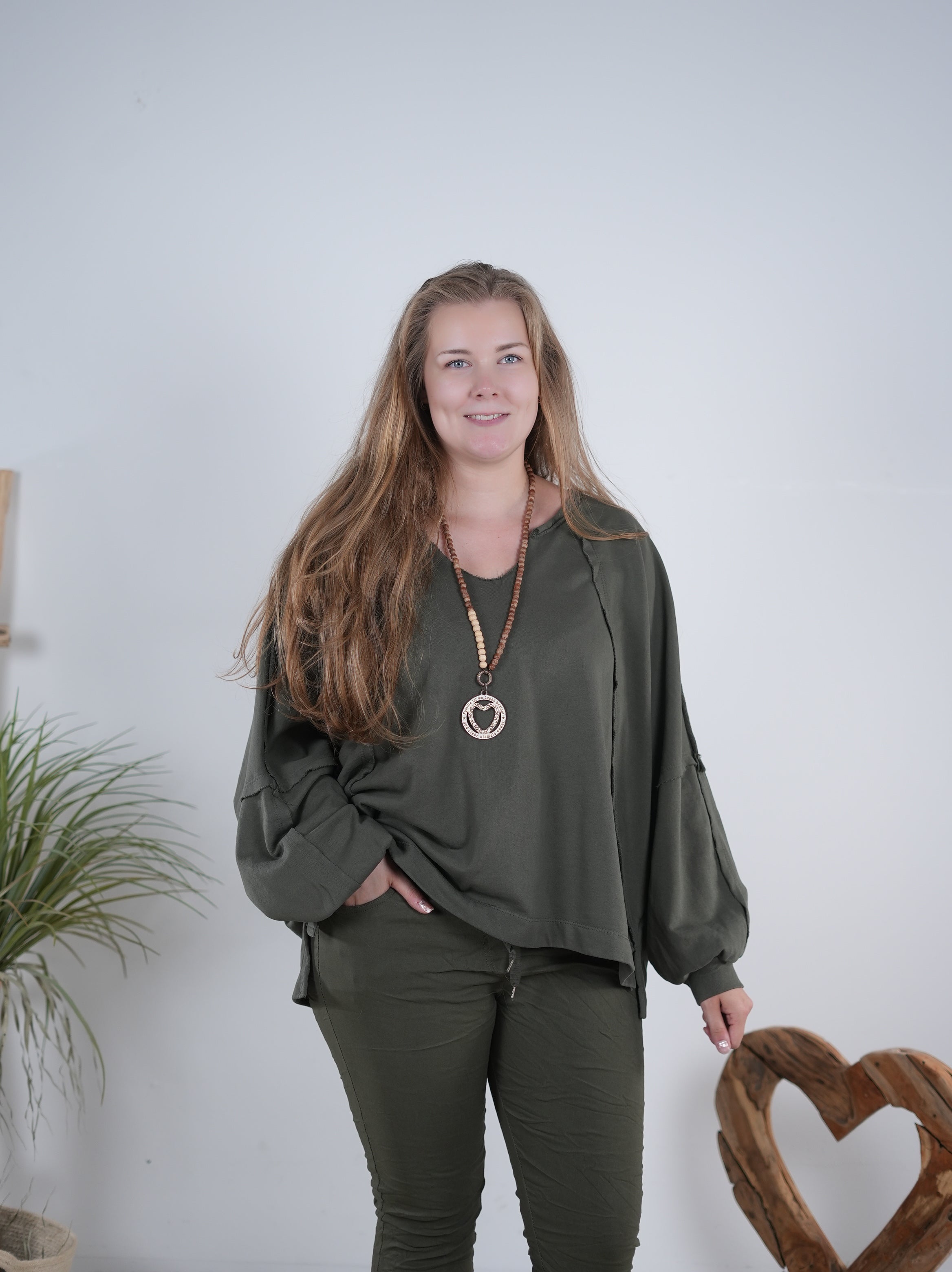 lässiges oversized Sweaty mit auffälligem Ausschnitt