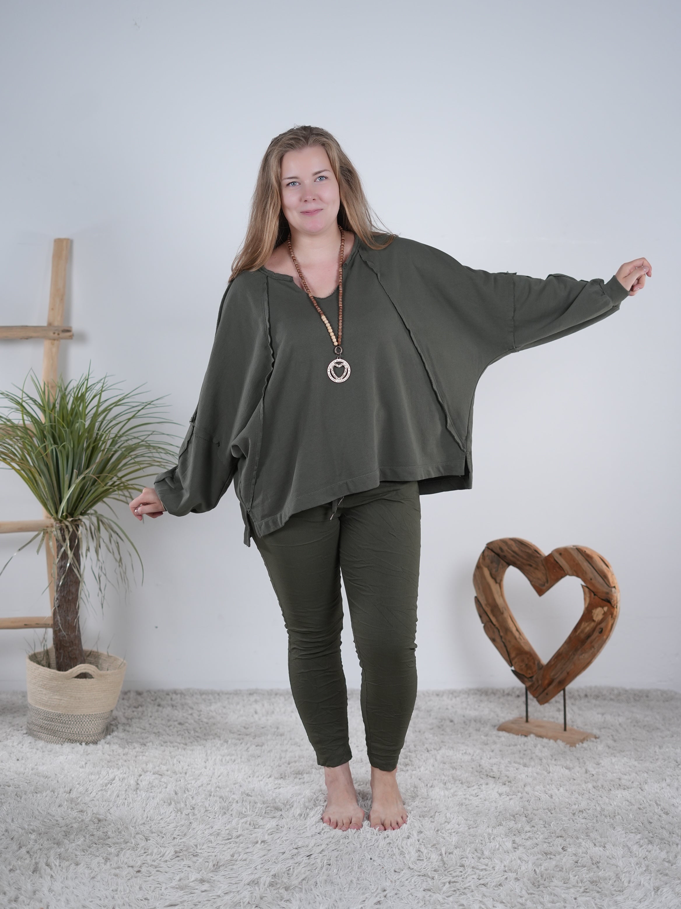 lässiges oversized Sweaty mit auffälligem Ausschnitt Olive