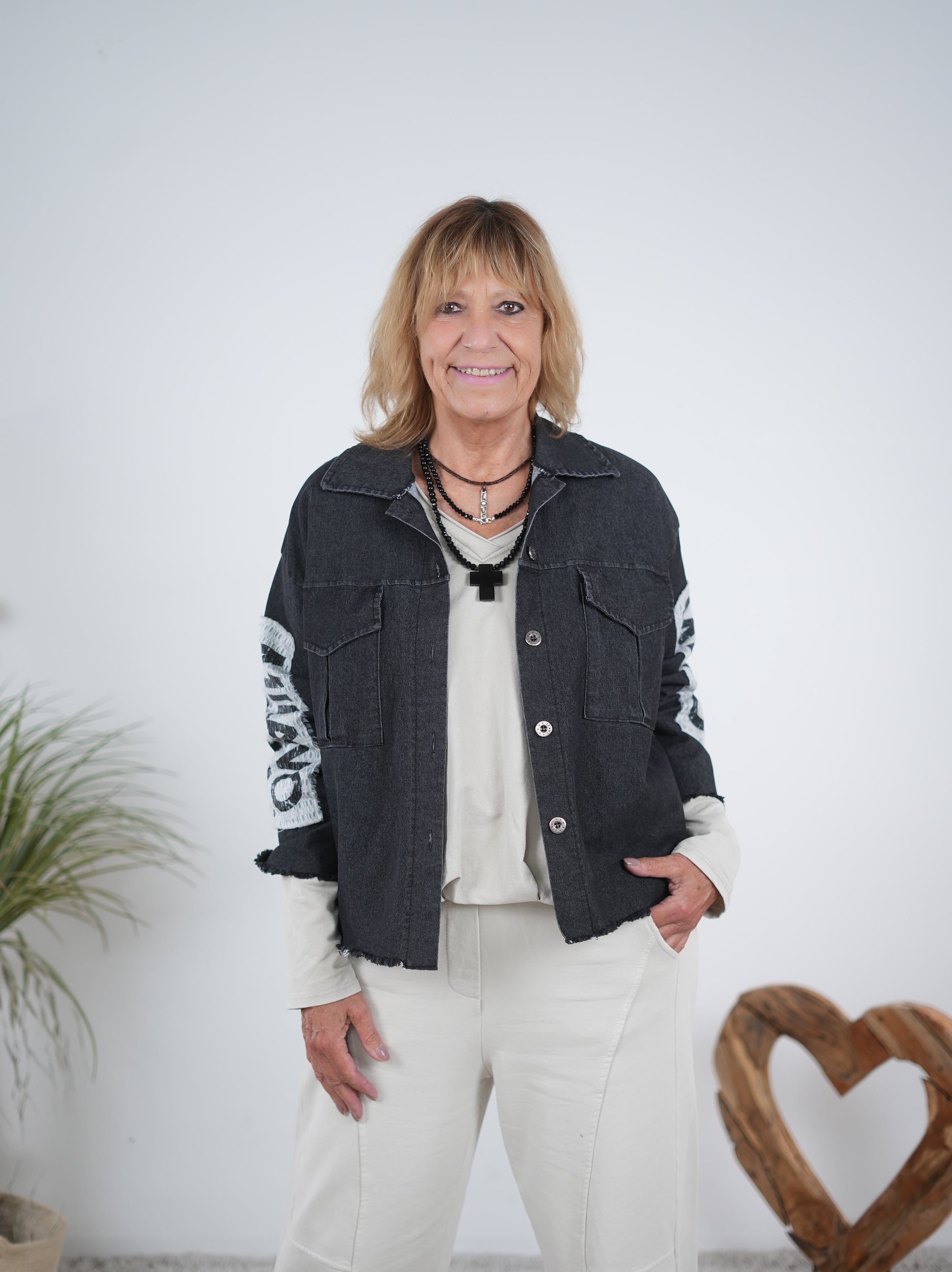 leichte Jeans Jacke mit Patches und ausgefransten Abschlüssen