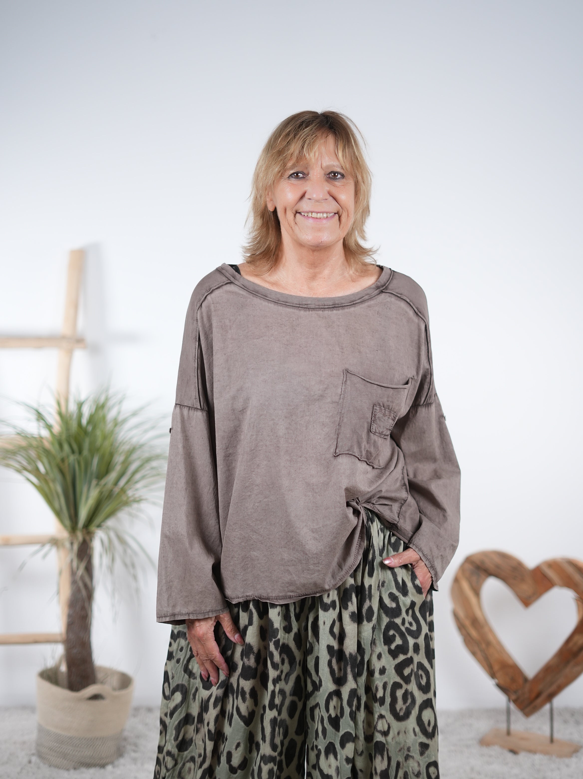 leichtes Blusen Shirt mit kleinem Patch Schoko